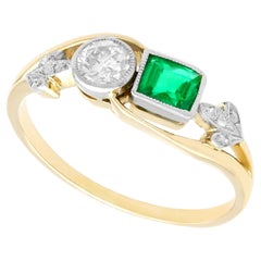 Antiker Twist-Ring aus Gelbgold mit Smaragd und Diamant, um 1920