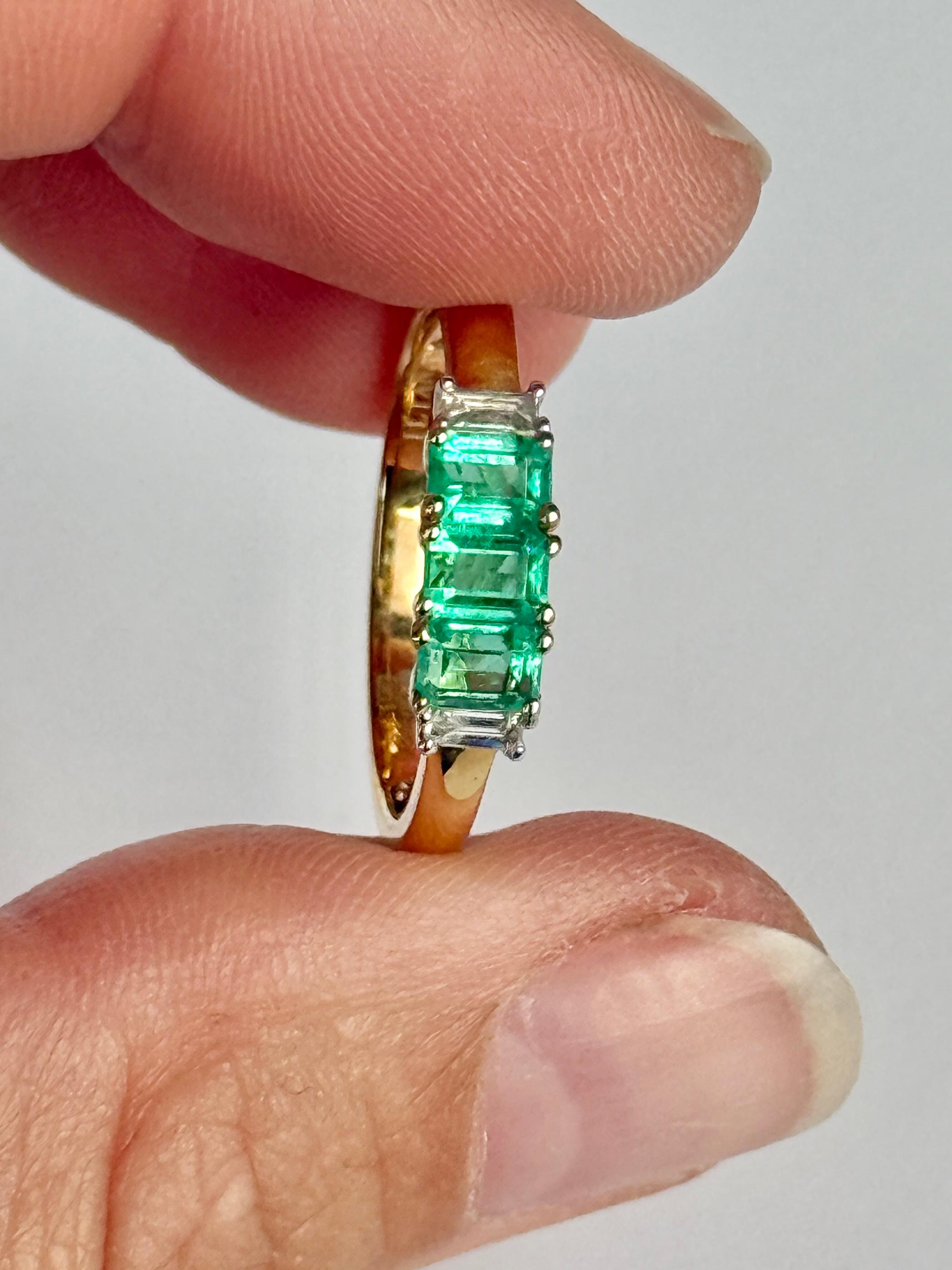 Gli smeraldi dell'anello sono così luminosi e di un colore meraviglioso. Gli smeraldi misurano 10 centesimi ciascuno e ci sono baguette di diamanti incastonate ai lati del Trio. I diamanti totalizzano 10 punti. 

Misura dell'anello: O 1/2 o 7 1/2