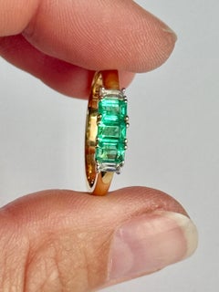 Anillo antiguo de tres piedras de oro de 18 quilates con esmeraldas y diamantes