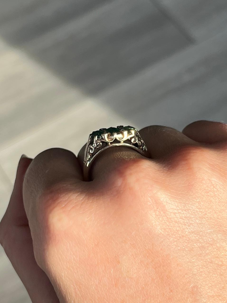Antiker dreisteiniger Ring mit Smaragd und Diamant aus 18 Karat Gold (Art déco) im Angebot