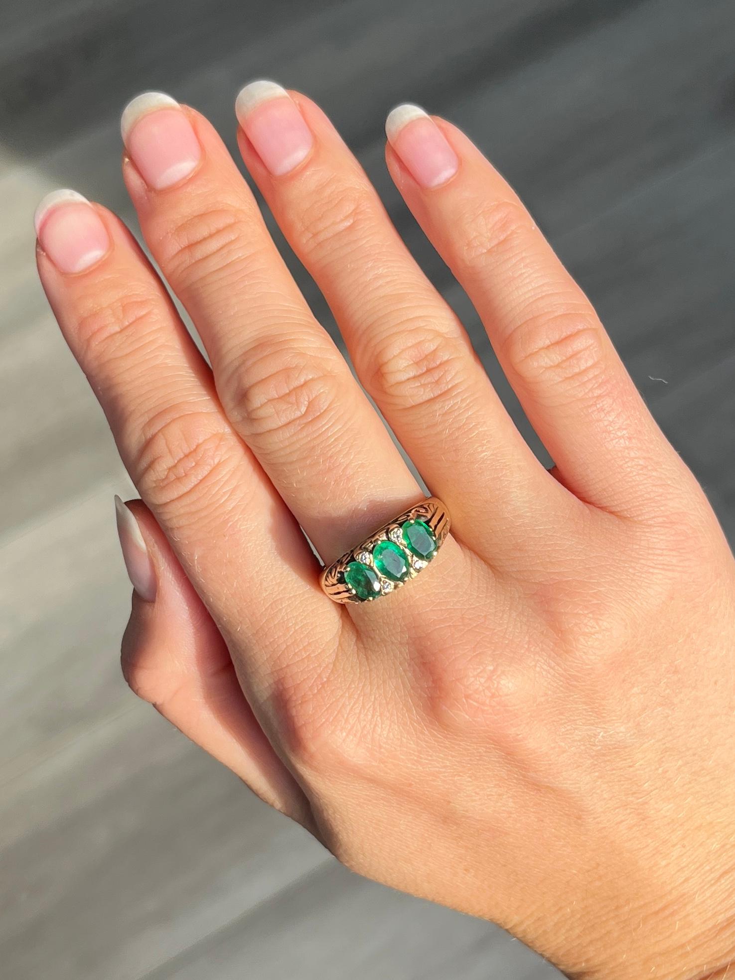 Antiker dreisteiniger Ring mit Smaragd und Diamant aus 18 Karat Gold (Alteuropäischer Schliff) im Angebot