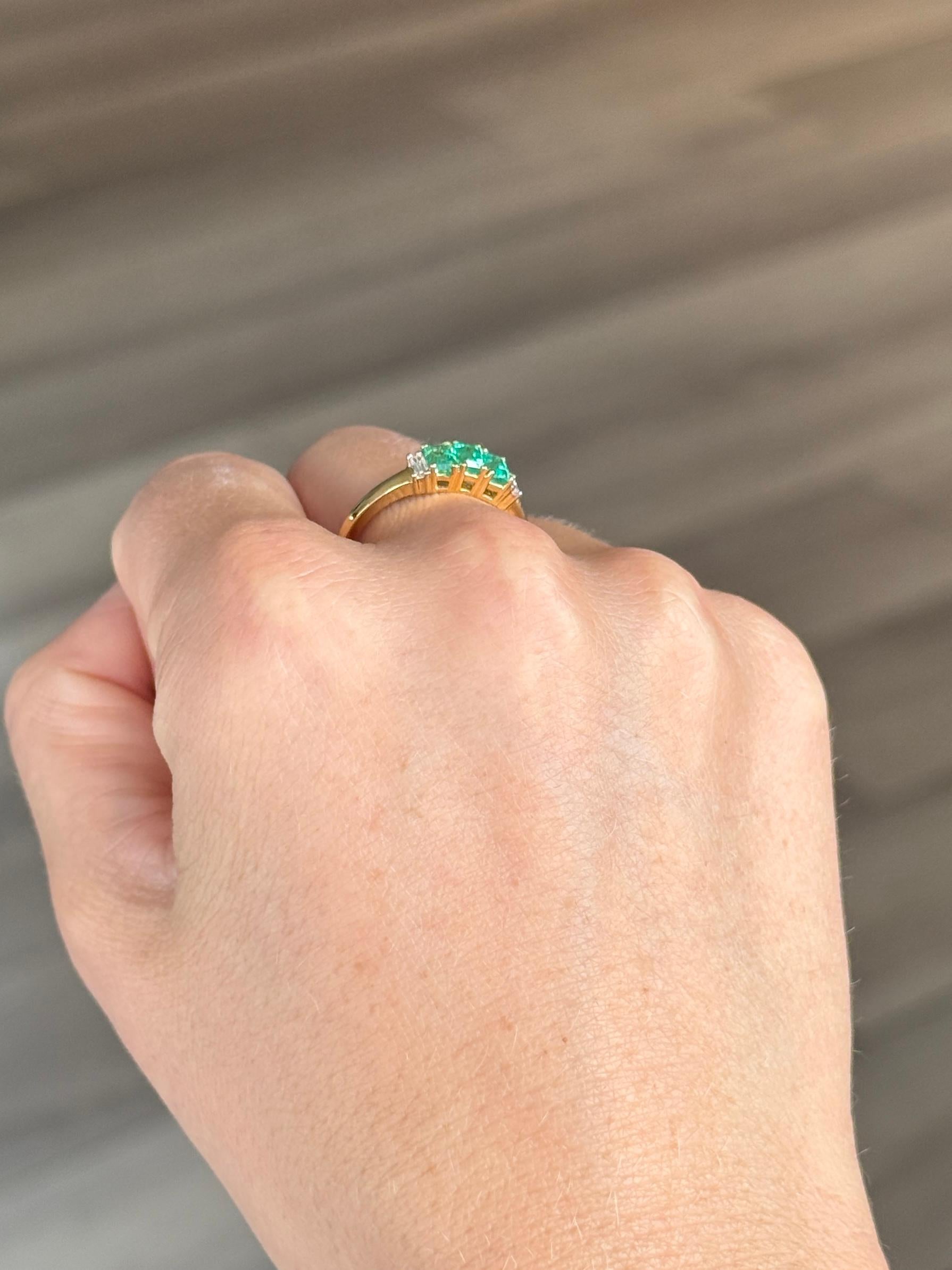 Anello antico a tre pietre in oro 18 carati con smeraldo e diamante In condizioni buone in vendita a Chipping Campden, GB