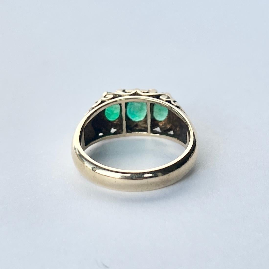 Antiker dreisteiniger Ring mit Smaragd und Diamant aus 18 Karat Gold im Zustand „Gut“ im Angebot in Chipping Campden, GB