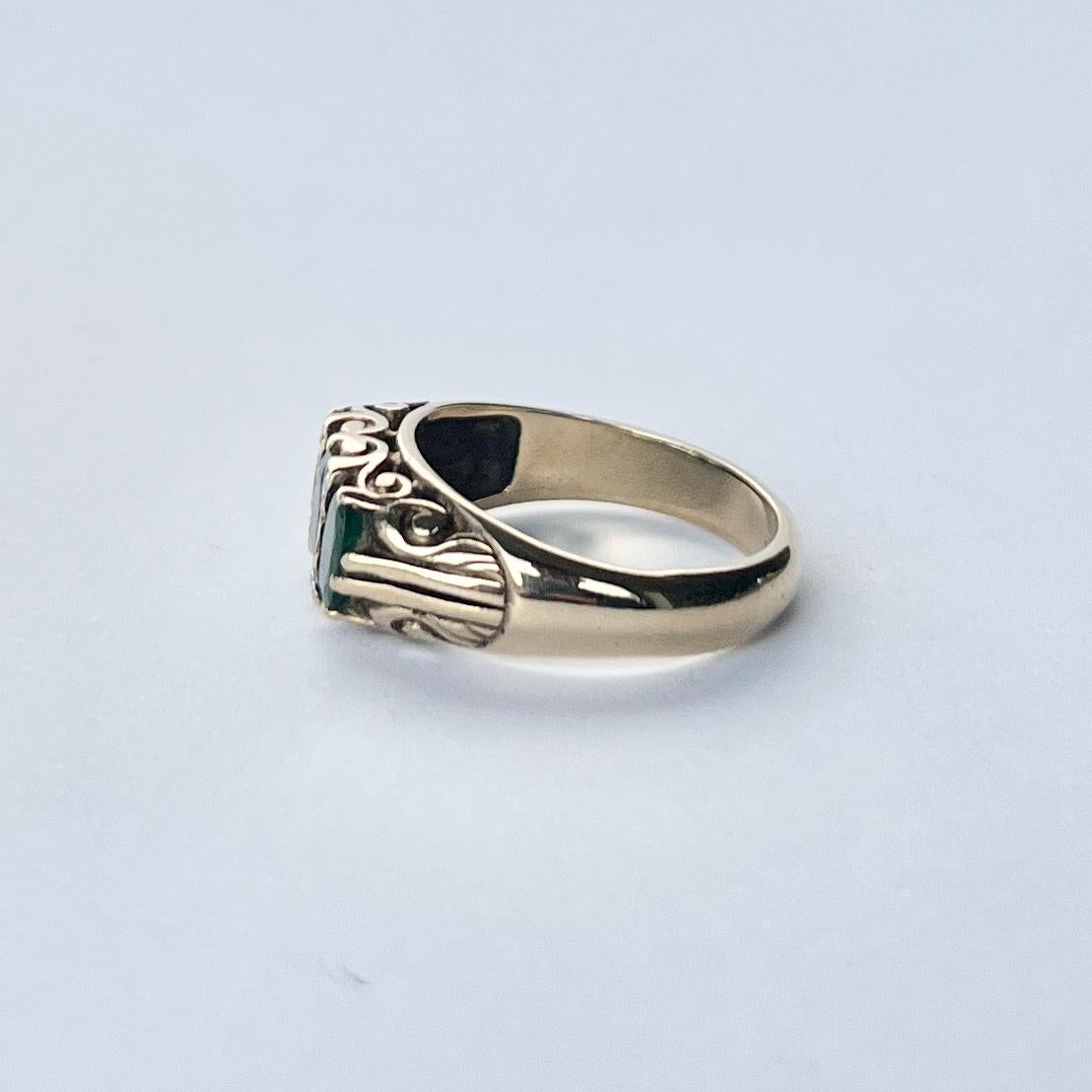Antiker dreisteiniger Ring mit Smaragd und Diamant aus 18 Karat Gold Damen im Angebot