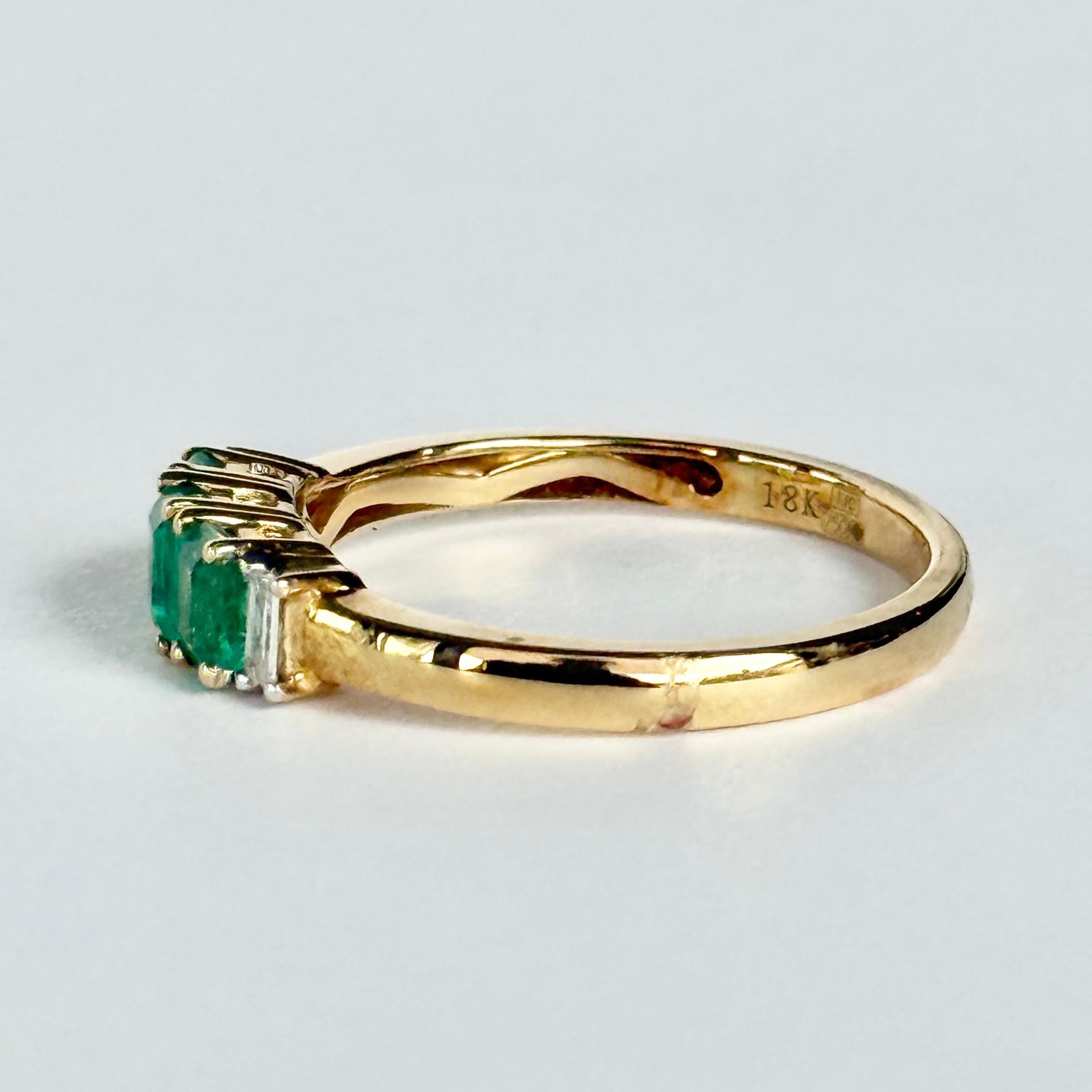 Anello antico a tre pietre in oro 18 carati con smeraldo e diamante in vendita 1