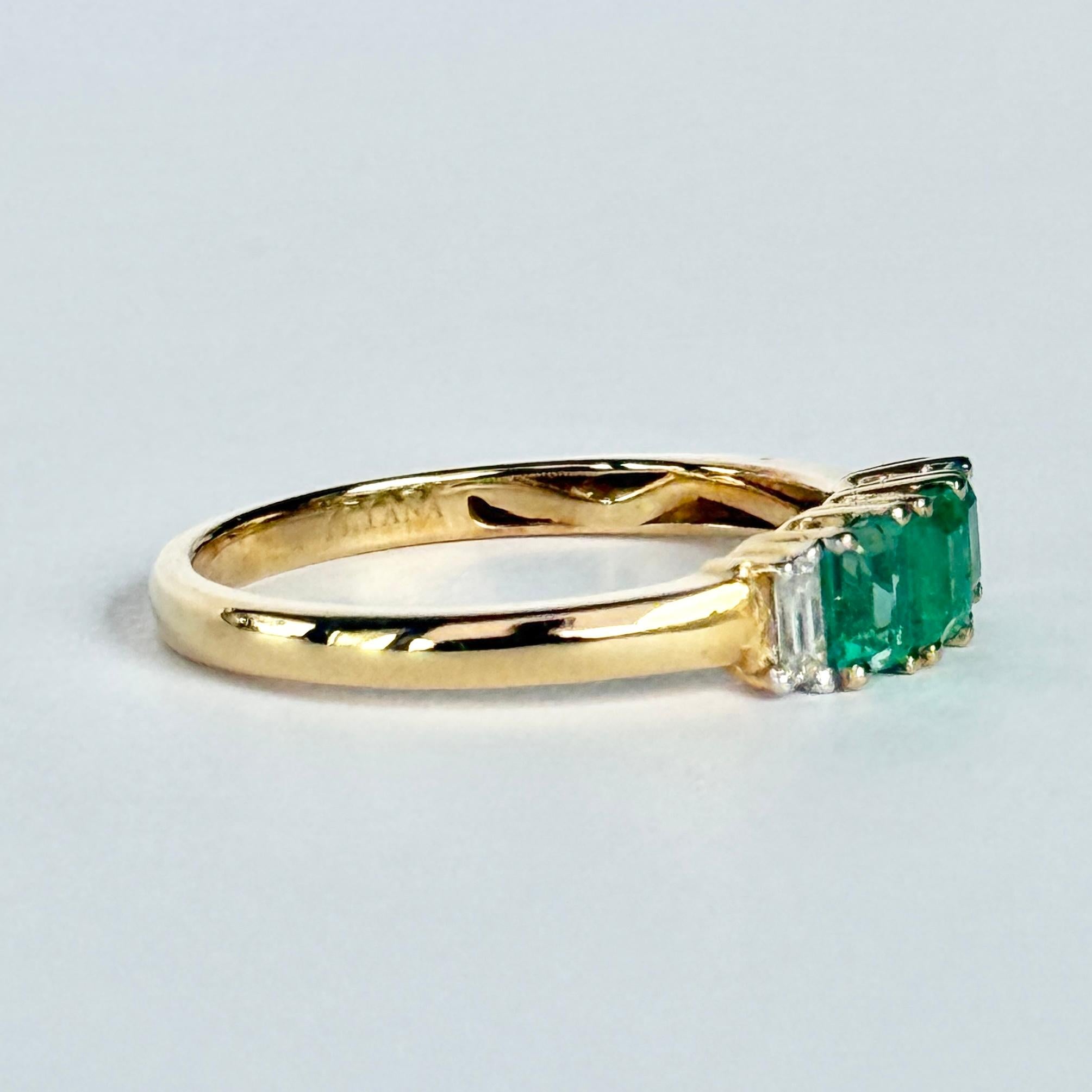 Anello antico a tre pietre in oro 18 carati con smeraldo e diamante in vendita 2