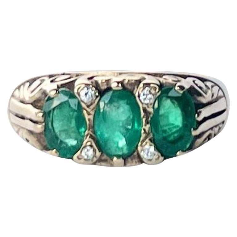 Antiker dreisteiniger Ring mit Smaragd und Diamant aus 18 Karat Gold im Angebot