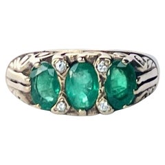 Antiker dreisteiniger Ring mit Smaragd und Diamant aus 18 Karat Gold