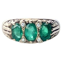 Antiker dreisteiniger Ring mit Smaragd und Diamant aus 18 Karat Gold