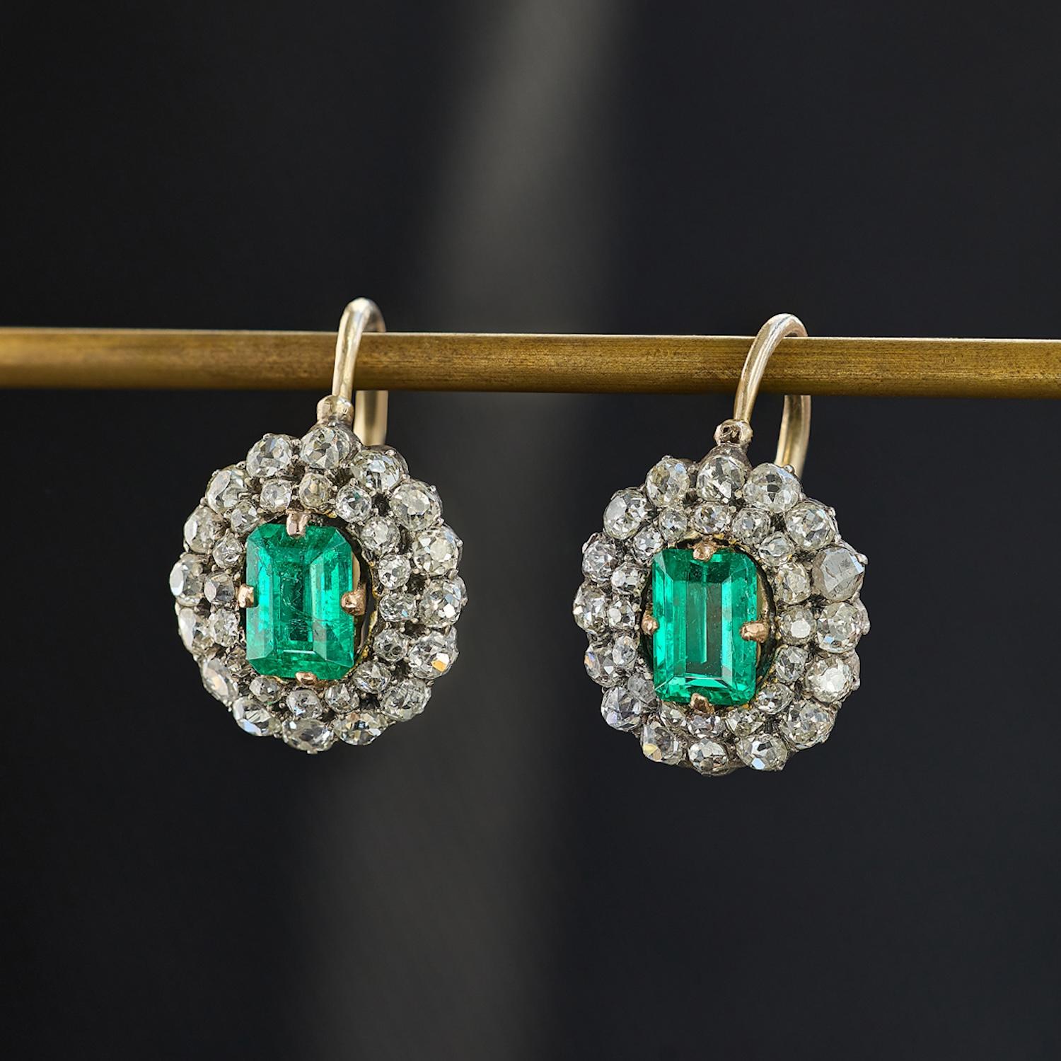 Antike Smaragd- und Diamant-Cluster-Ohrringe im Angebot 1