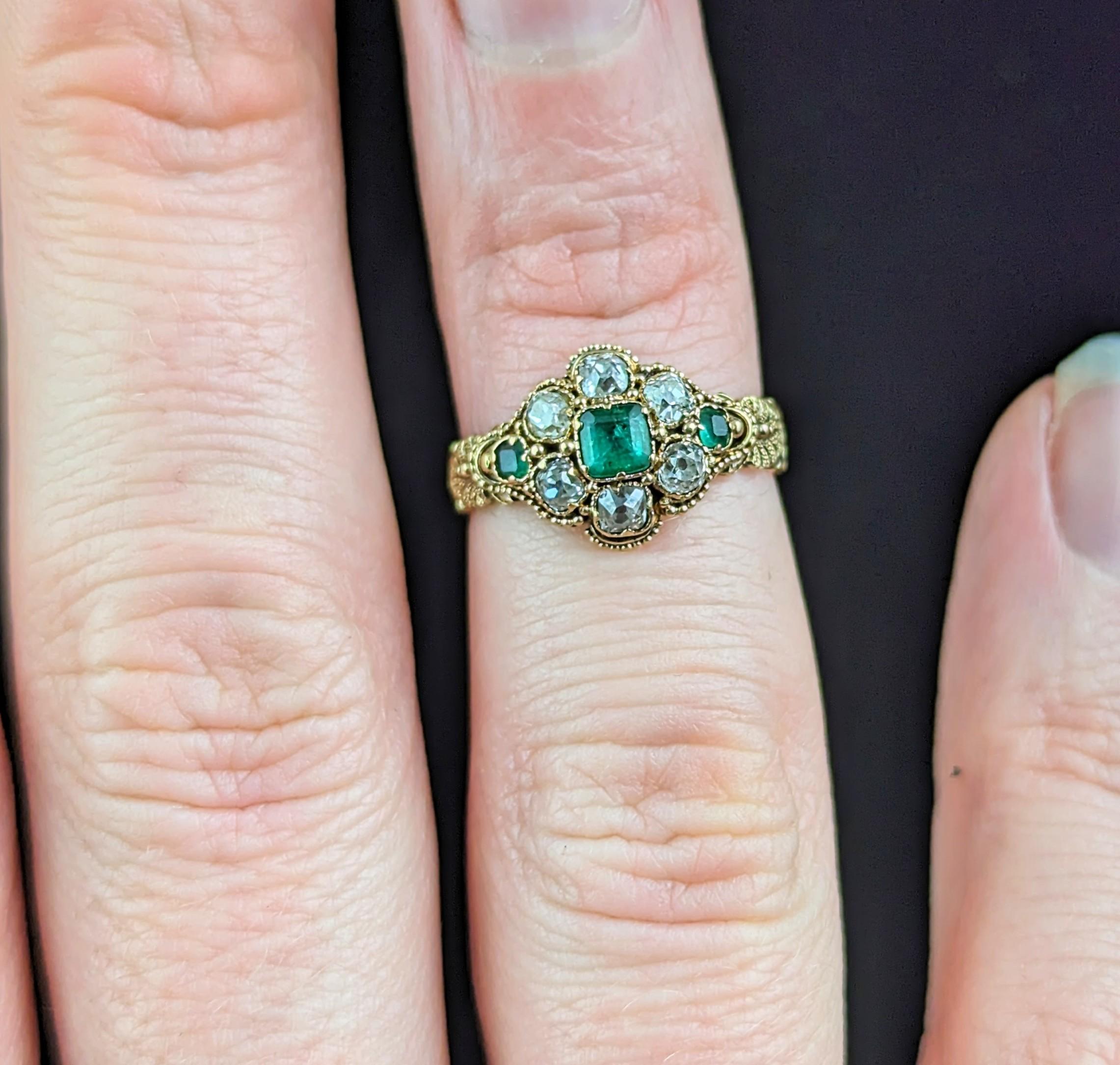 Antique Emerald and Diamond floral cluster ring, 18k yellow gold  In Good Condition For Sale In NEWARK, GB