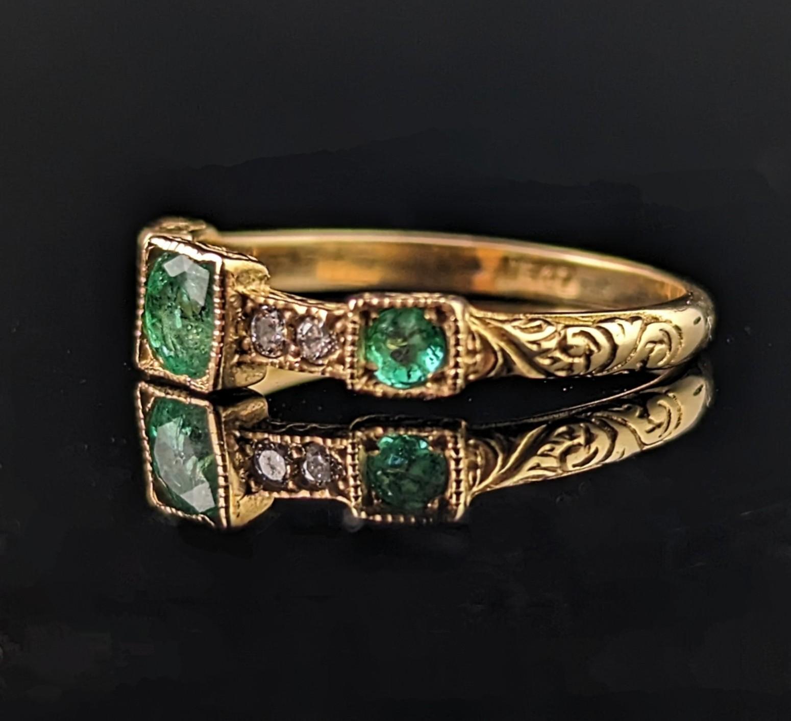 Round Cut Antique Emerald and Diamond ring, 15k yellow gold 