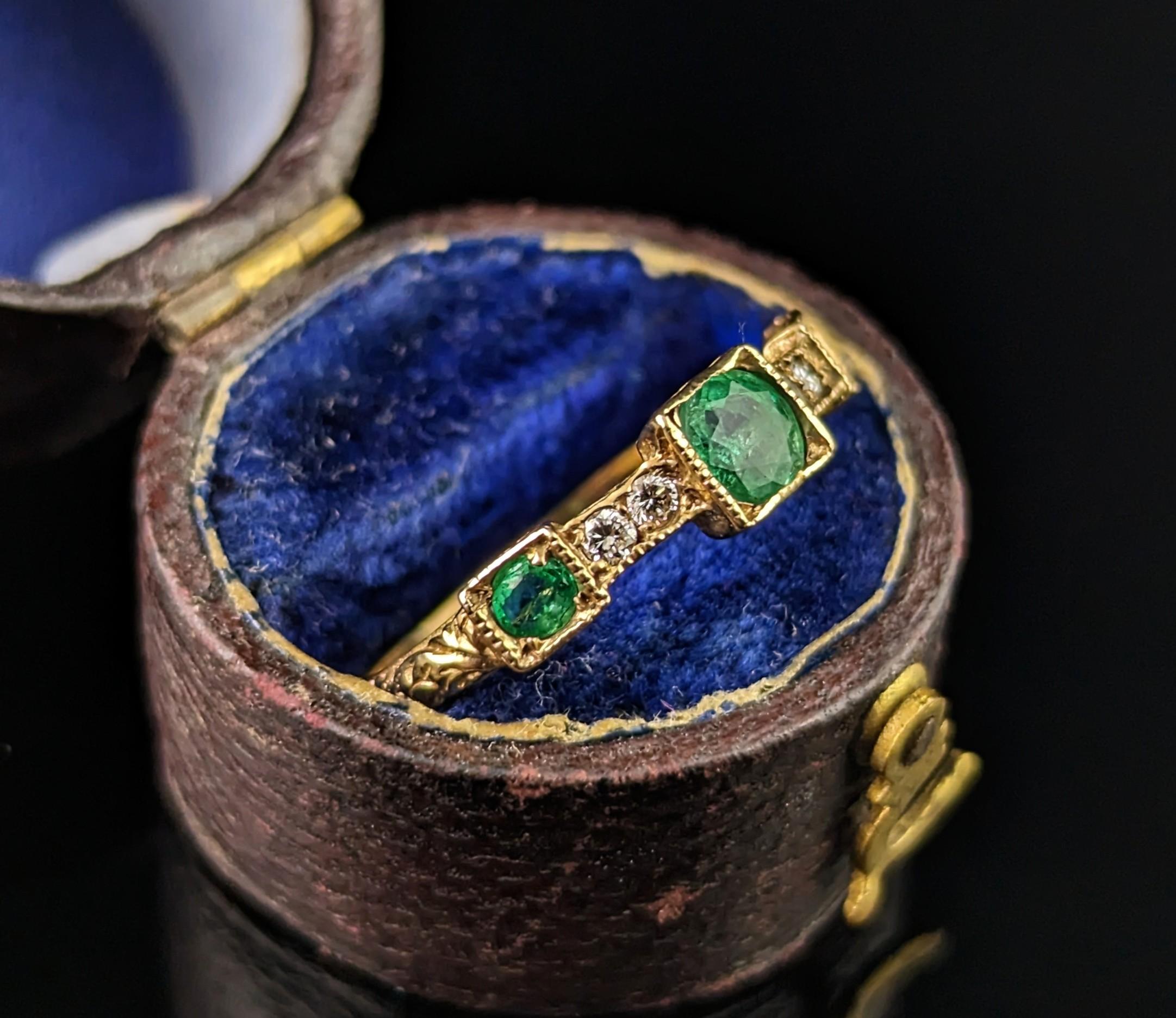 Antique Emerald and Diamond ring, 15k yellow gold  1