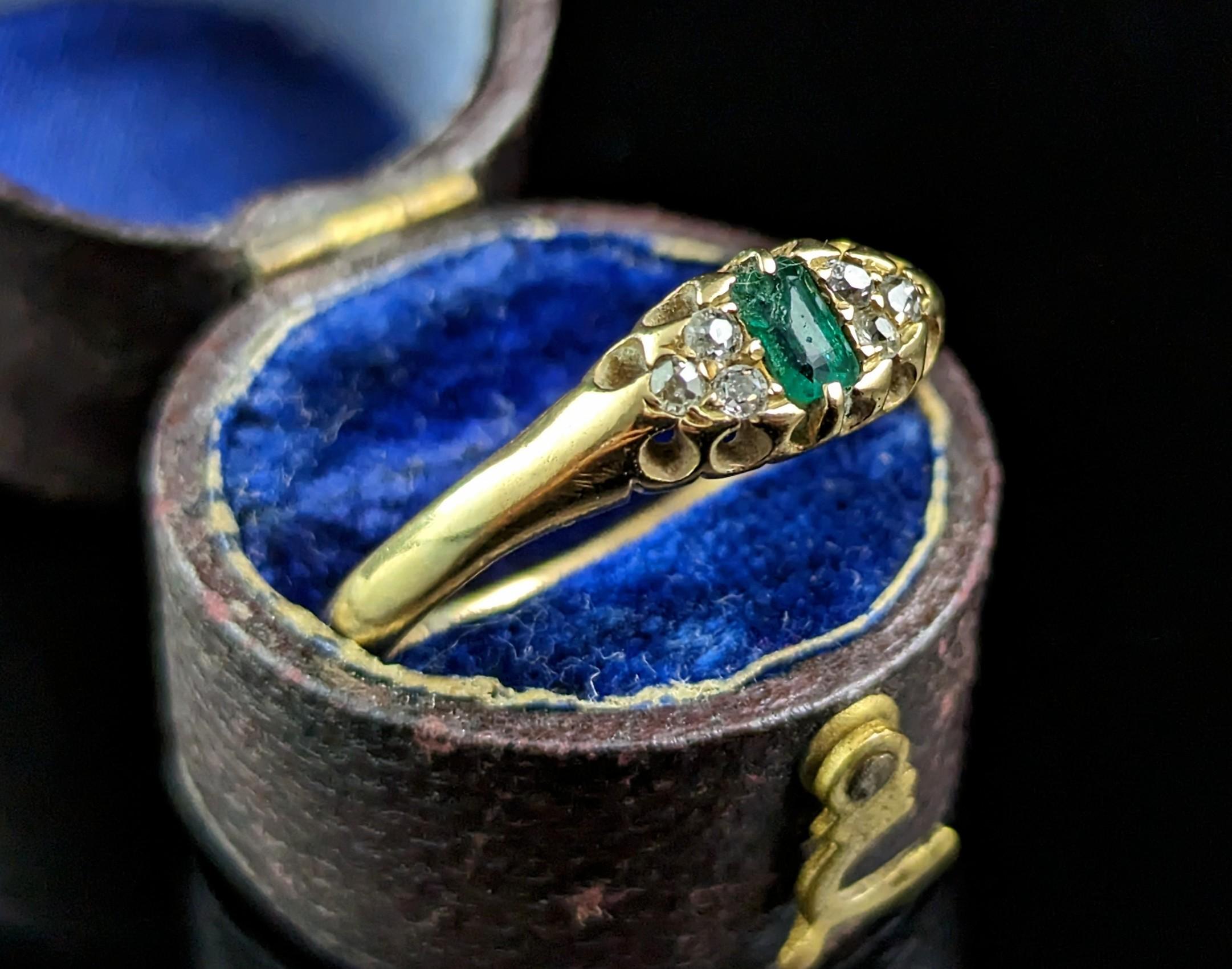 Antique Emerald and Diamond ring, 18k yellow gold, Victorian  In Fair Condition In NEWARK, GB