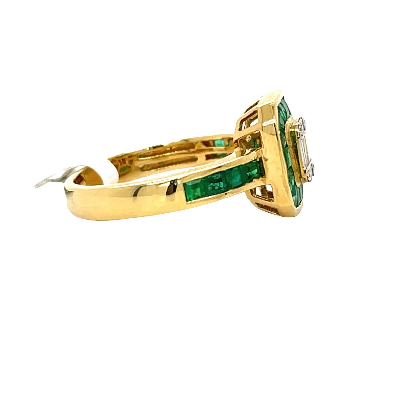 Antiker Smaragd- und Diamantring aus 18 Karat Gelbgold (Baguetteschliff) im Angebot