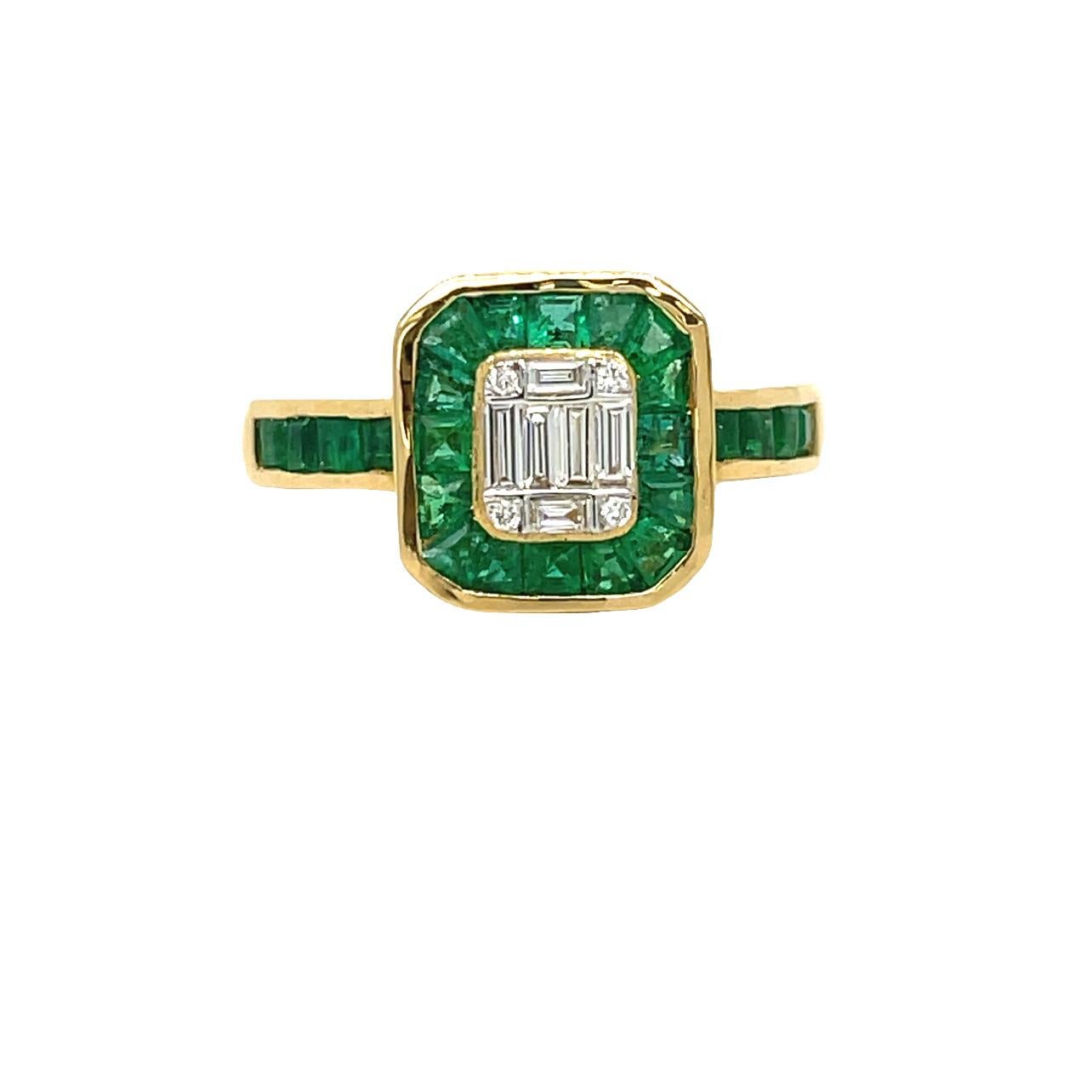 Antique Emerald and Diamond Ring in 18k Yellow Gold In New Condition For Sale In New York, NY