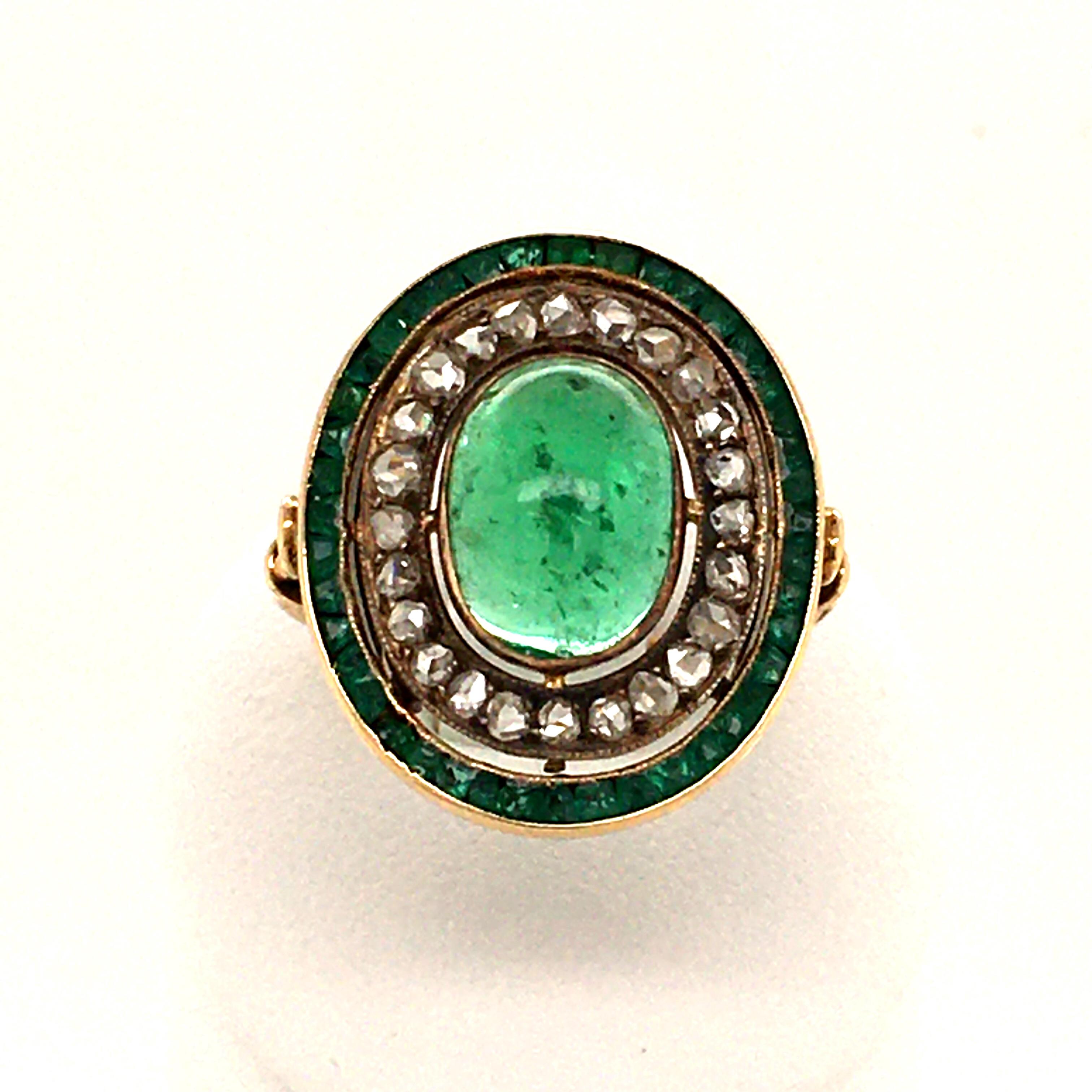 Antique filigree ring with lots of charme. The Emerald Cabochon weighs approx. 2.40 ct, has a lively green and good transparancy. 
To ensure that he is staged correctly, 24 sparkling diamond roses set in silver and another row of emeralds surround