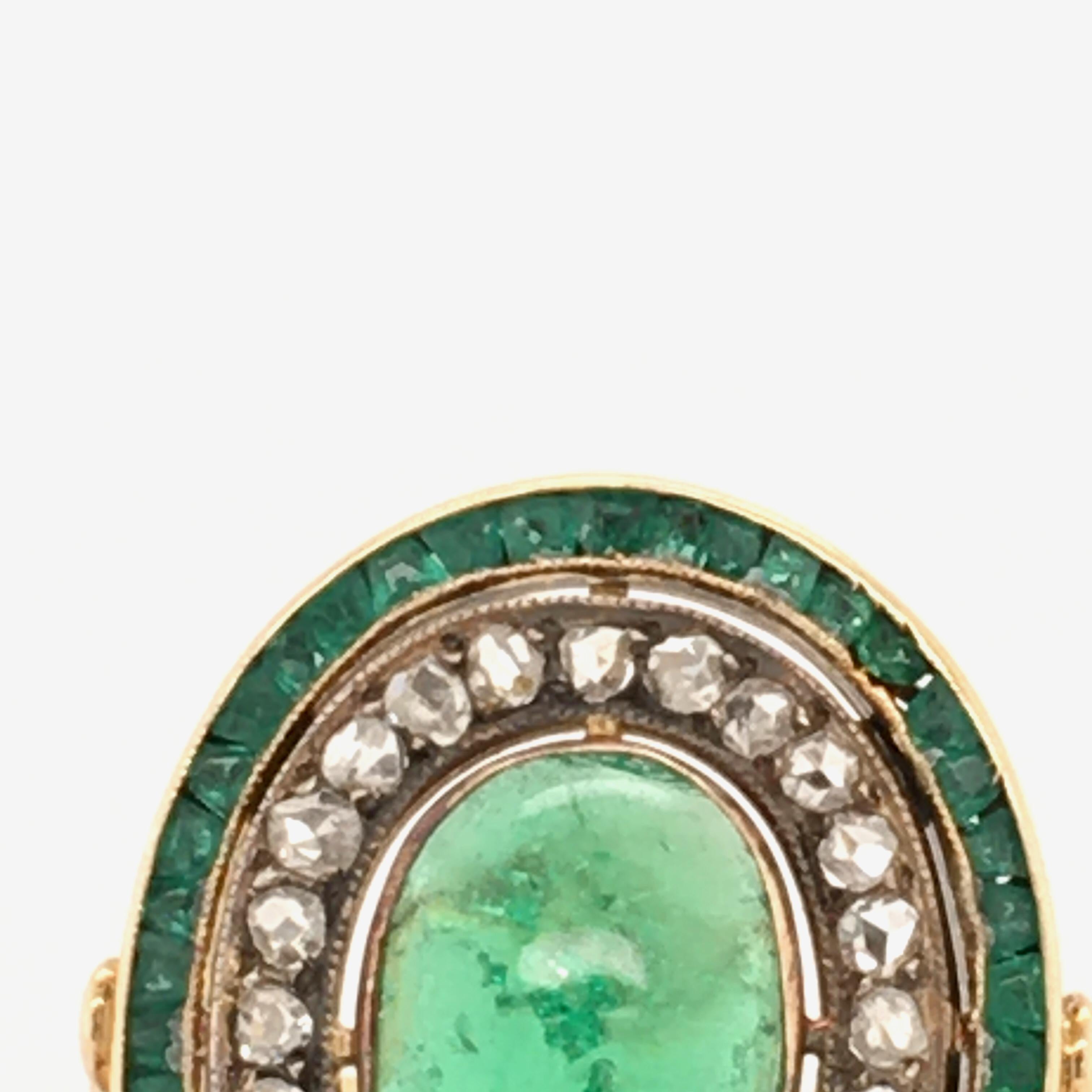 Antique Emerald and Diamond Ring in Yellow Gold In Good Condition In Lucerne, CH