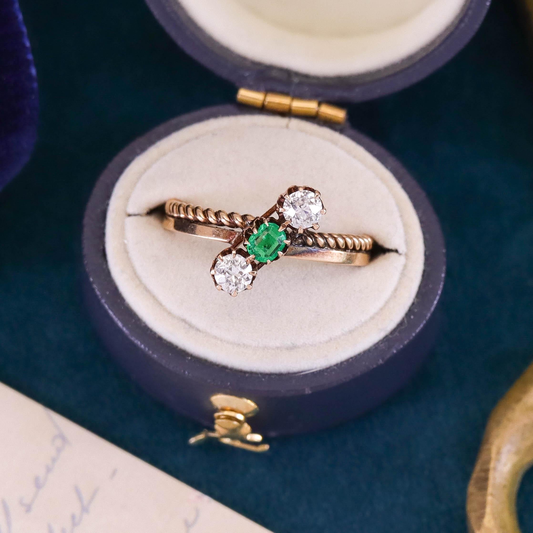 Women's Antique Emerald and Diamond Ring of 14k Gold For Sale