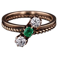 Antique Emerald and Diamond Ring of 14k Gold