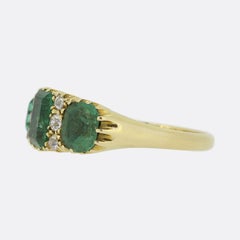 Antiker Dreisteinring mit Smaragd und Diamanten