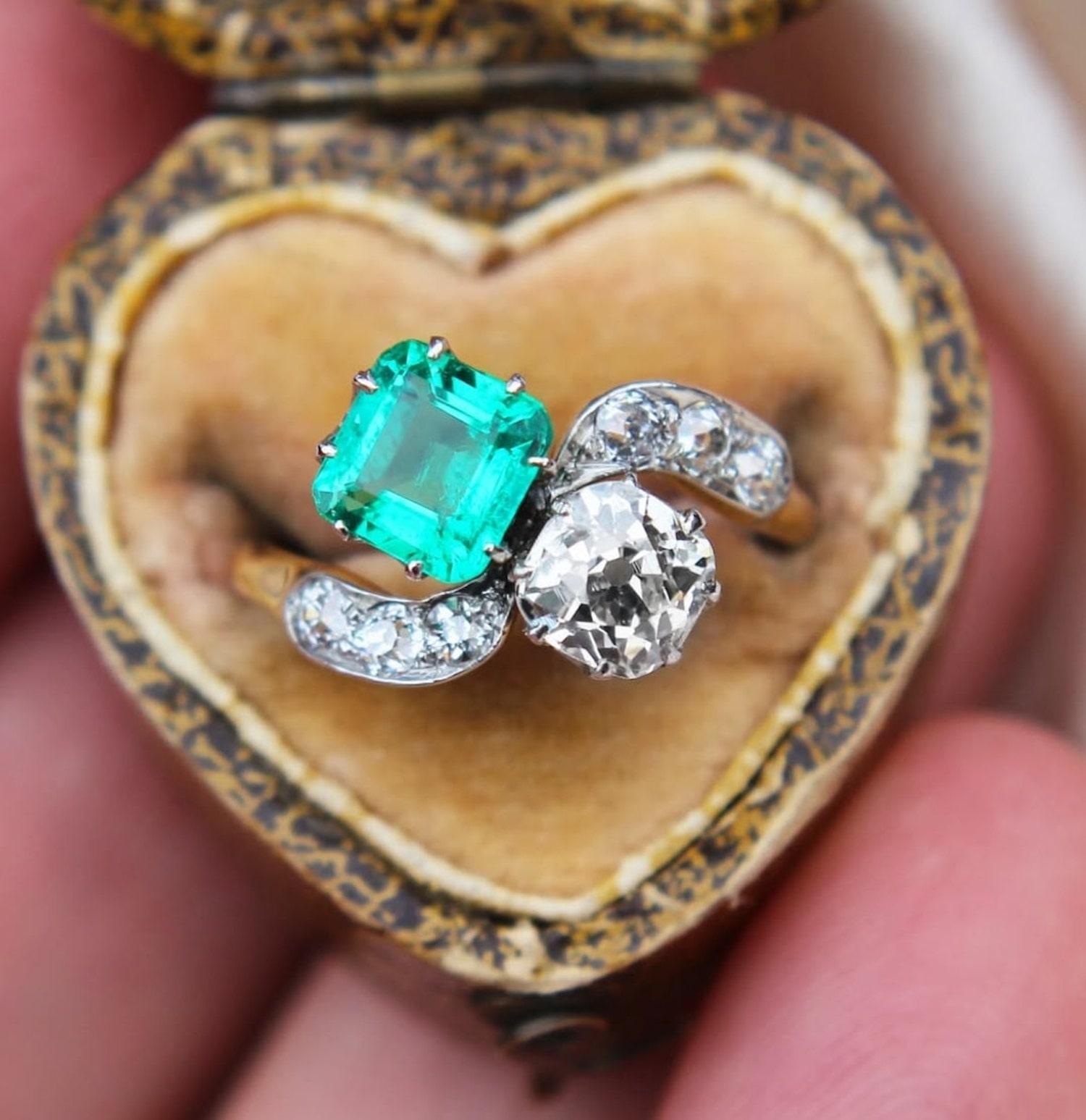 Antique Emerald and Diamond Toi Et Moi Ring For Sale 3