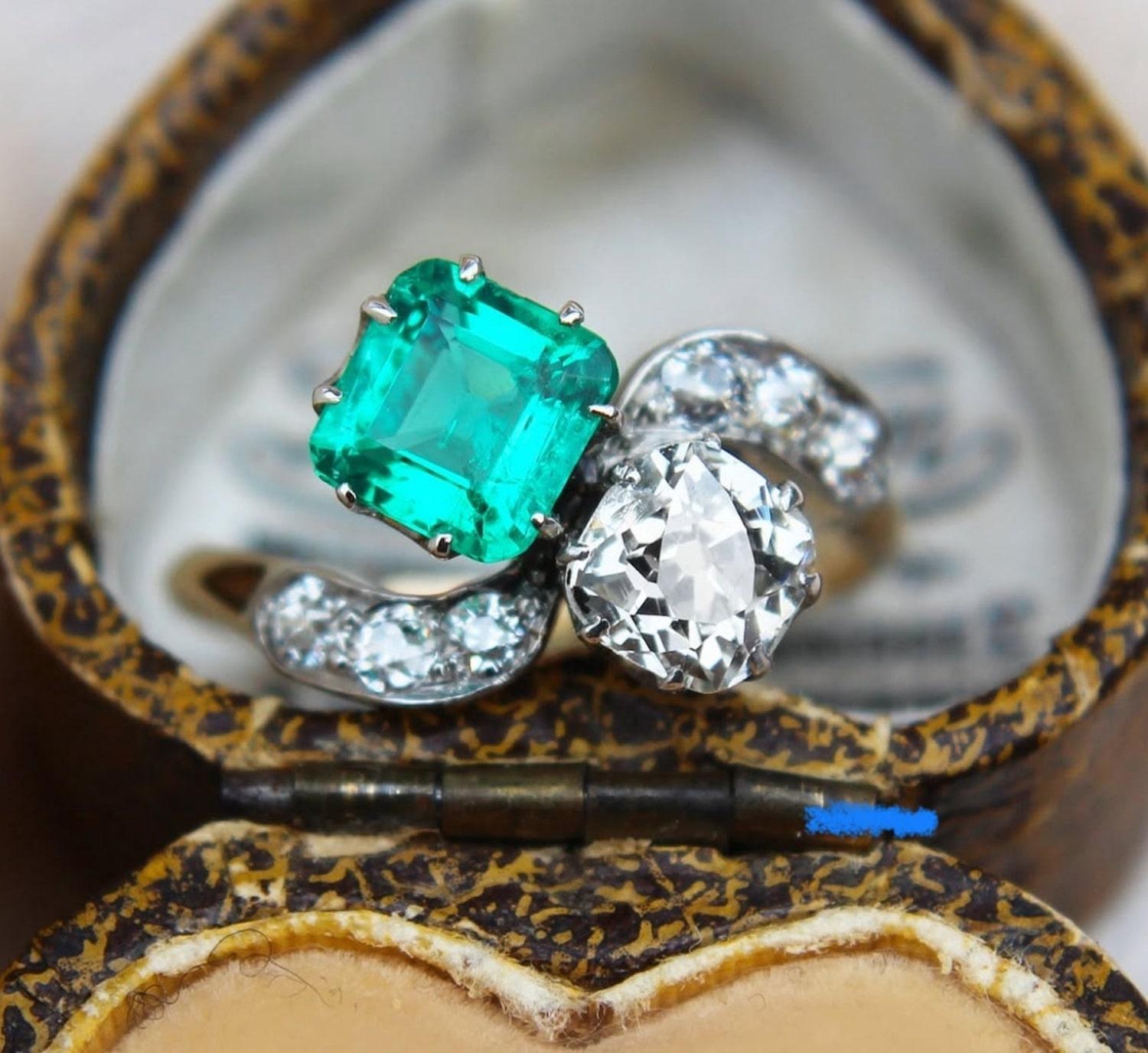 Antique Emerald and Diamond Toi Et Moi Ring For Sale 4