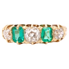 Antiker fünfsteiniger Ring aus 18 Karat Gelbgold mit Smaragd und Diamant im Altschliff, 1896