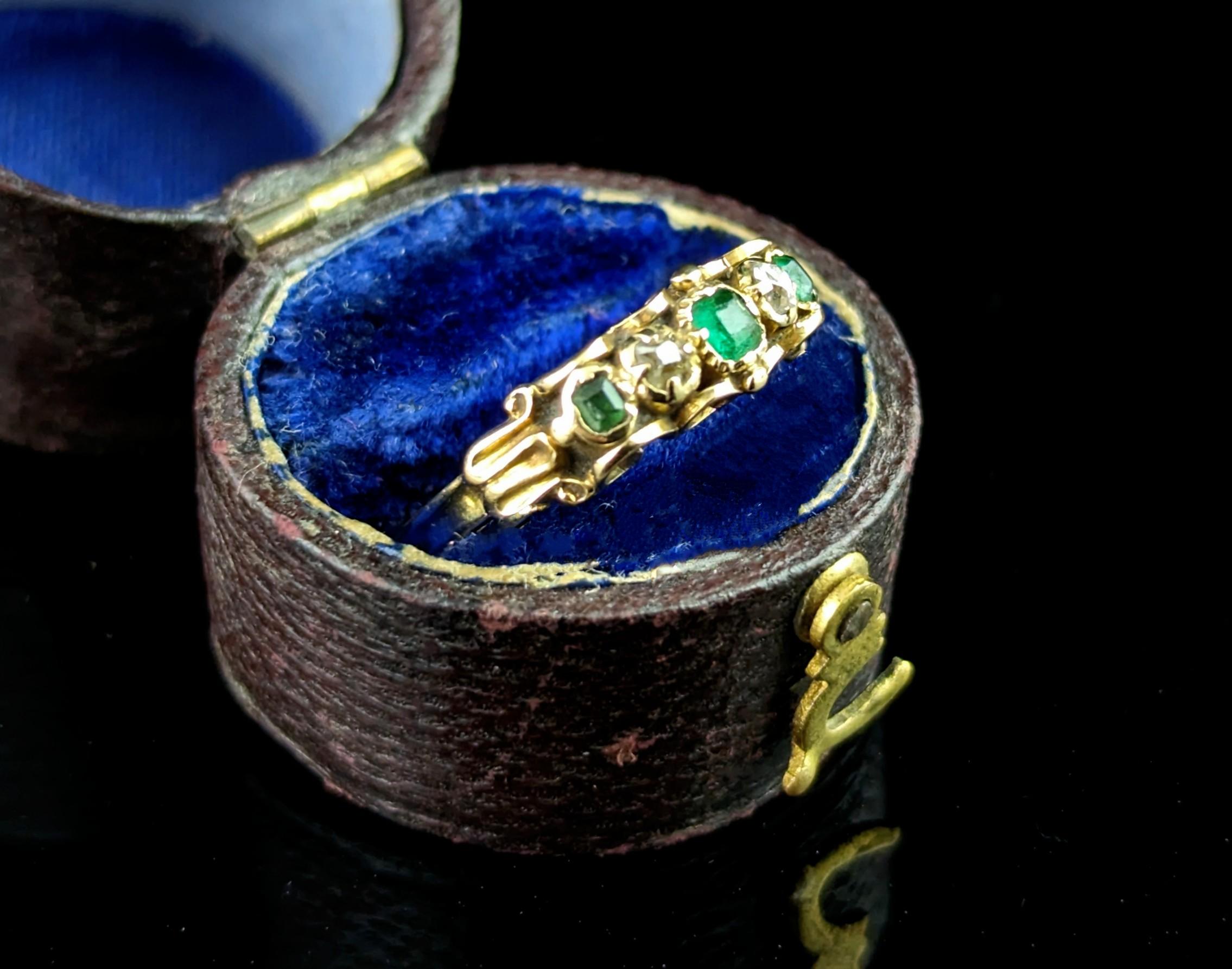 Antique Emerald and old cut diamond ring, 18k gold, Victorian five stone  In Fair Condition In NEWARK, GB