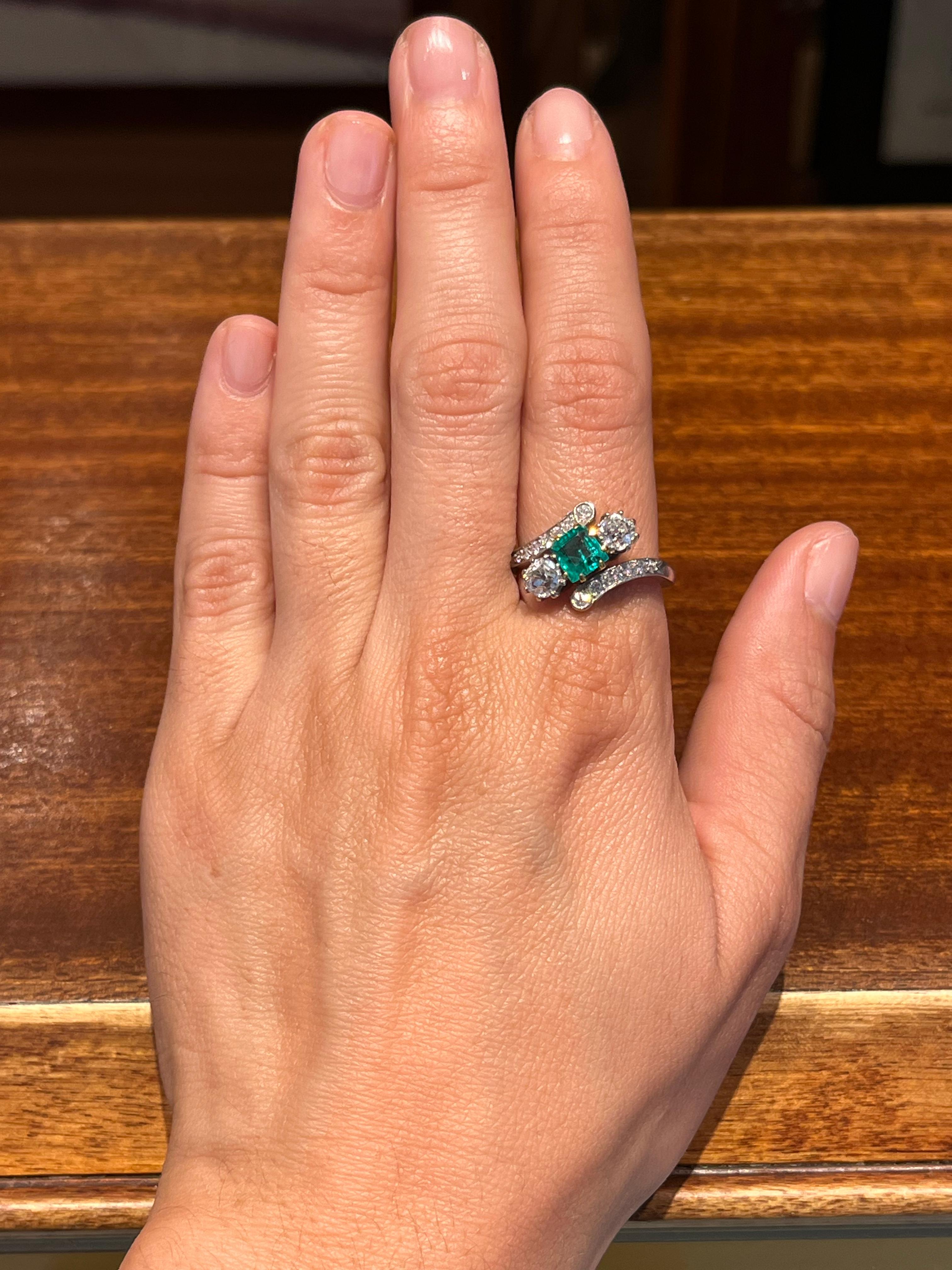 Bague de mode ancienne en émeraude et diamant, vers 1915, provenant de la collection de bijoux anciens de Bracken Jewelers à Santa Monica, en Californie. Une émeraude carrée d'environ 0,90 carat est sertie de deux diamants de taille ancienne