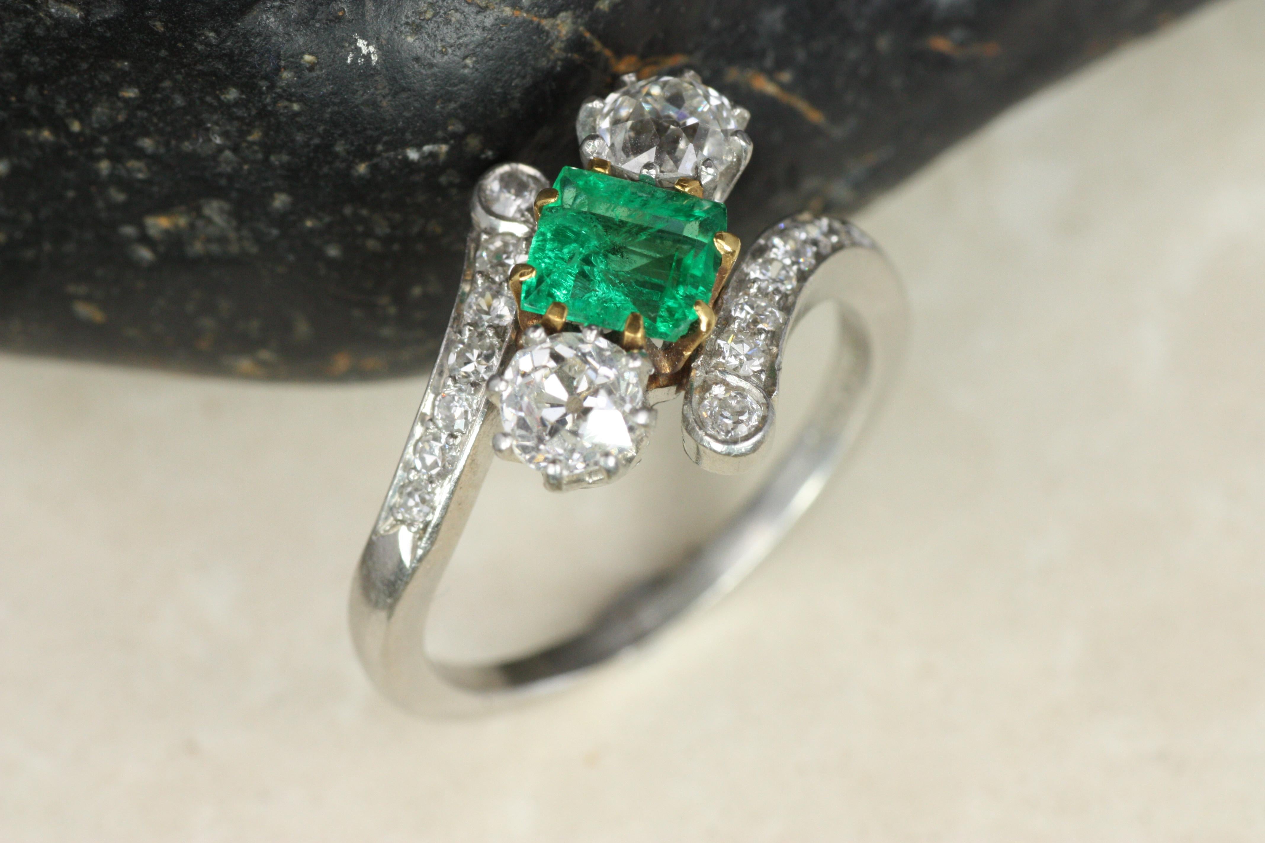 Taille émeraude Bague ancienne en platine avec émeraude et diamant taille ancienne Circa 1915 en vente