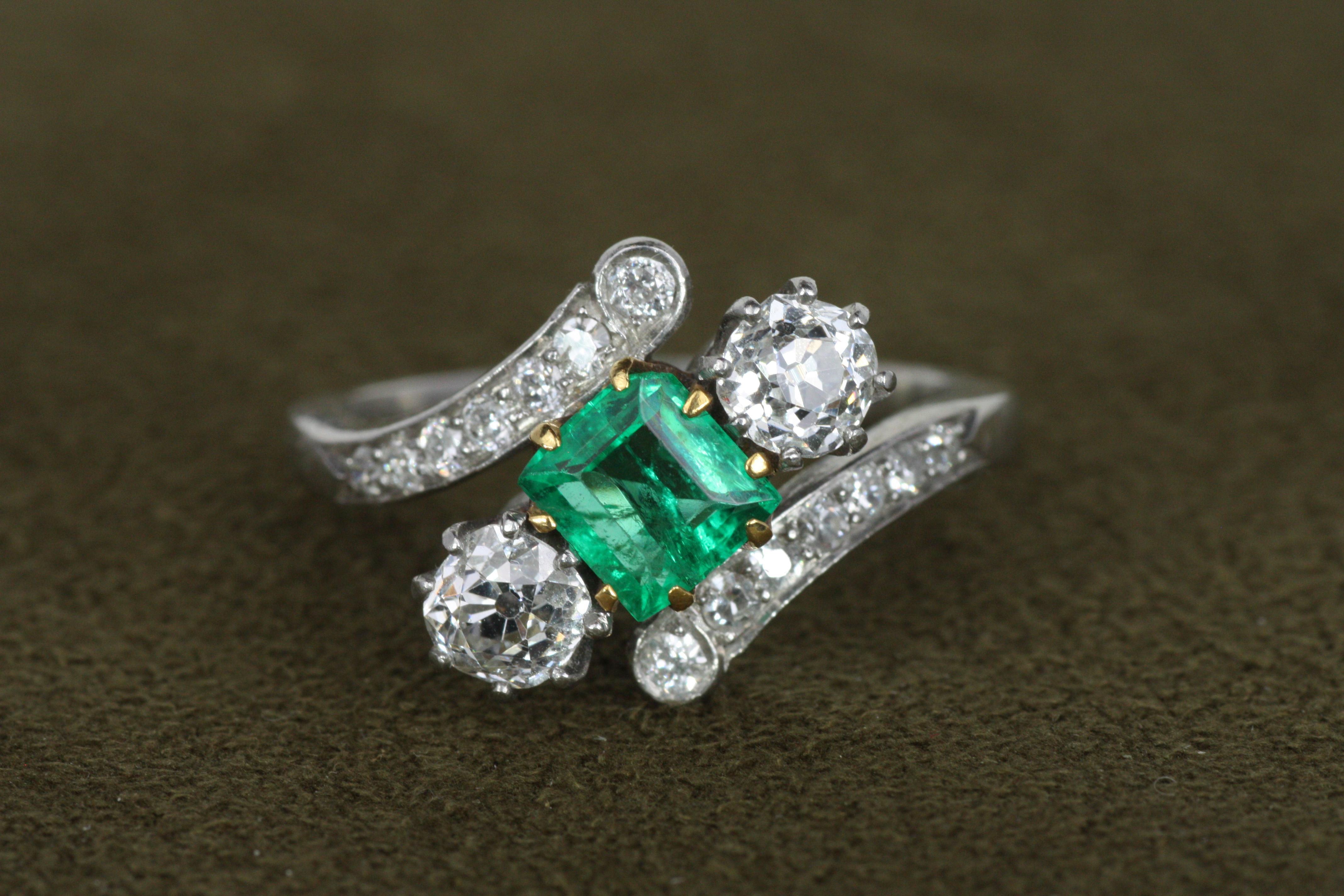 Bague ancienne en platine avec émeraude et diamant taille ancienne Circa 1915 Bon état - En vente à Santa Monica, CA