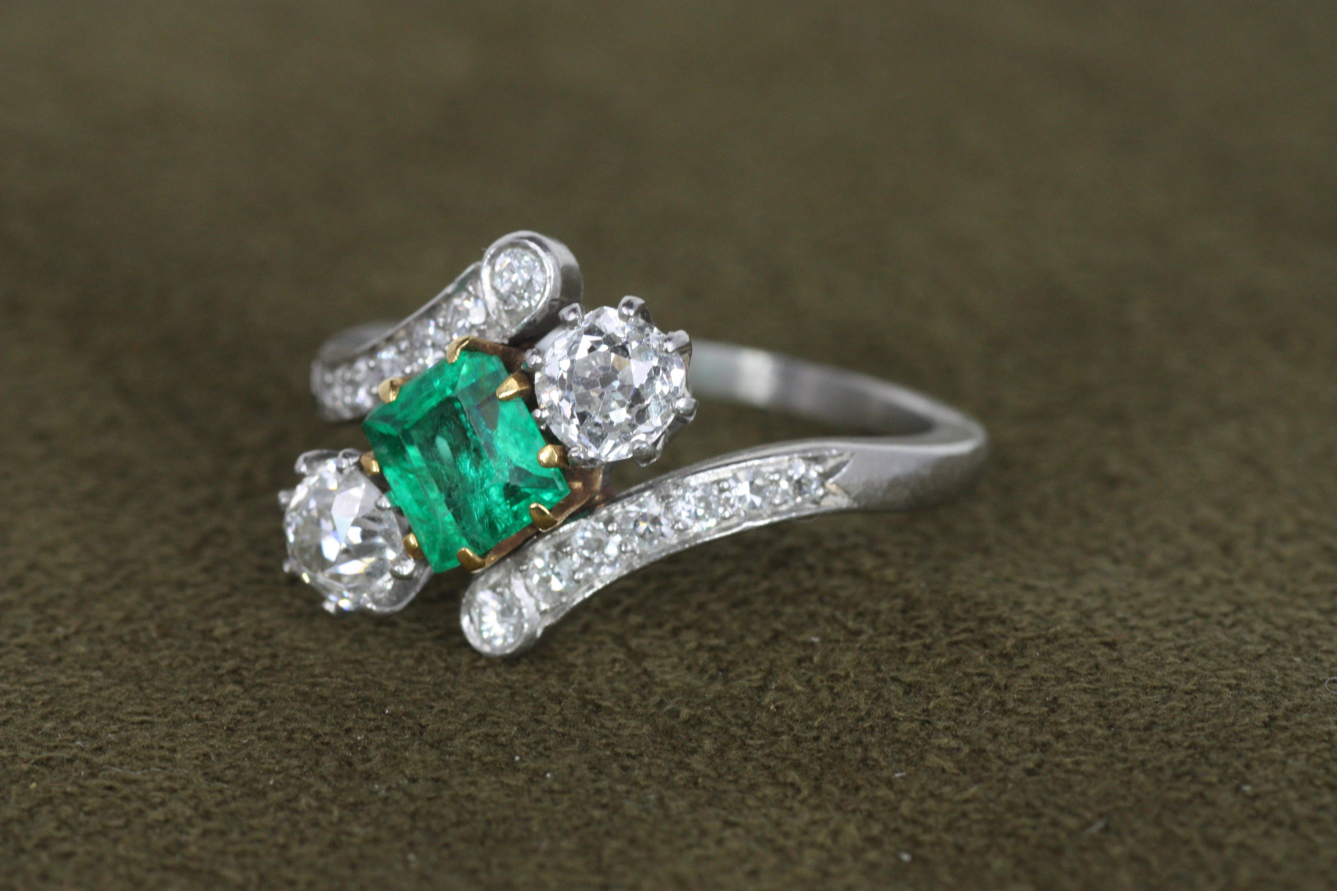 Bague ancienne en platine avec émeraude et diamant taille ancienne Circa 1915 Pour femmes en vente