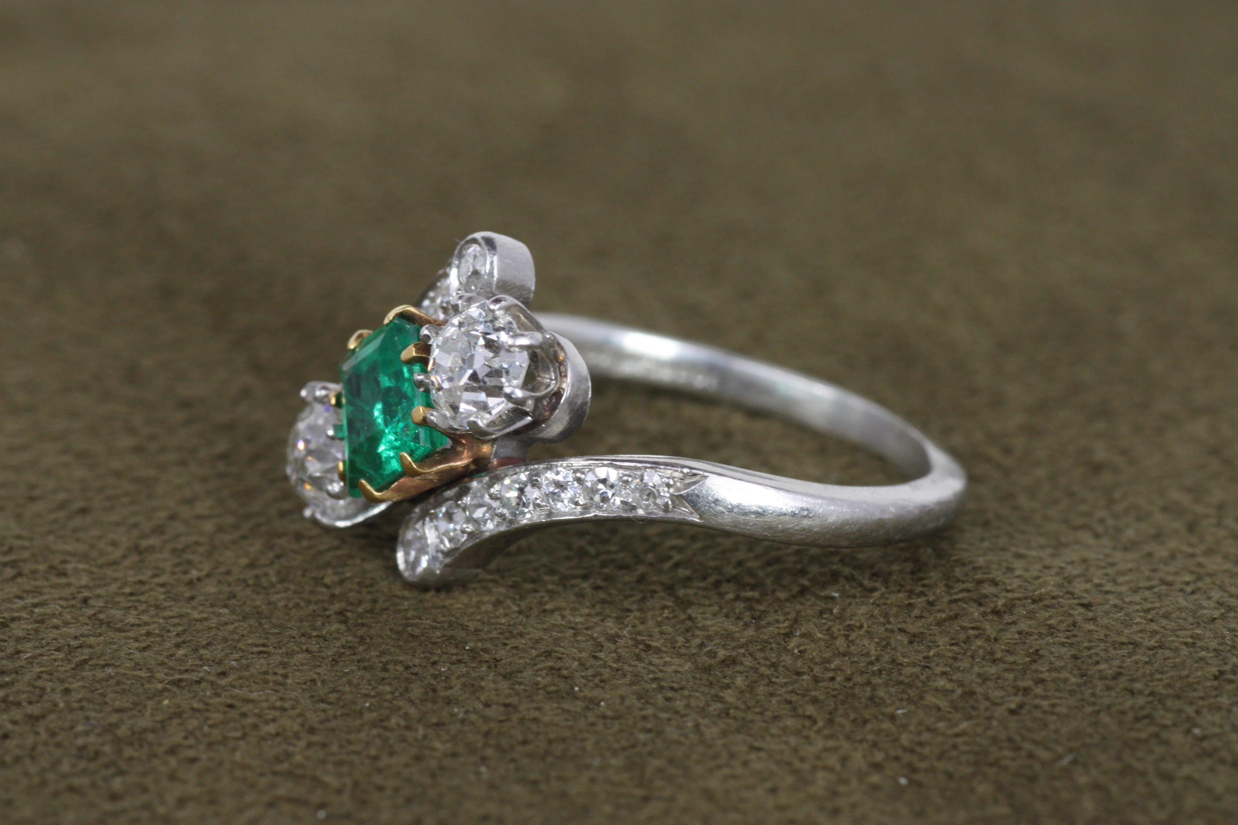 Bague ancienne en platine avec émeraude et diamant taille ancienne Circa 1915 en vente 1