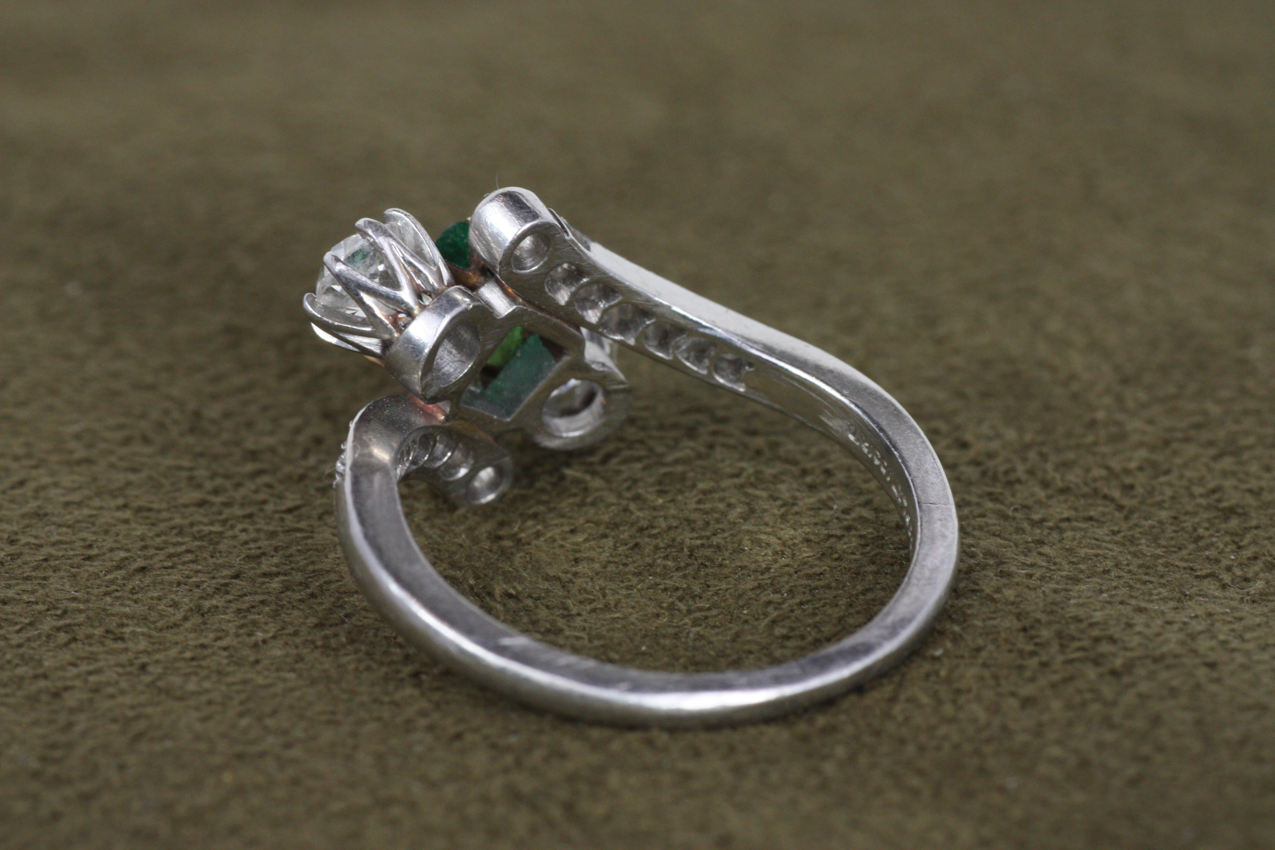 Bague ancienne en platine avec émeraude et diamant taille ancienne Circa 1915 en vente 2