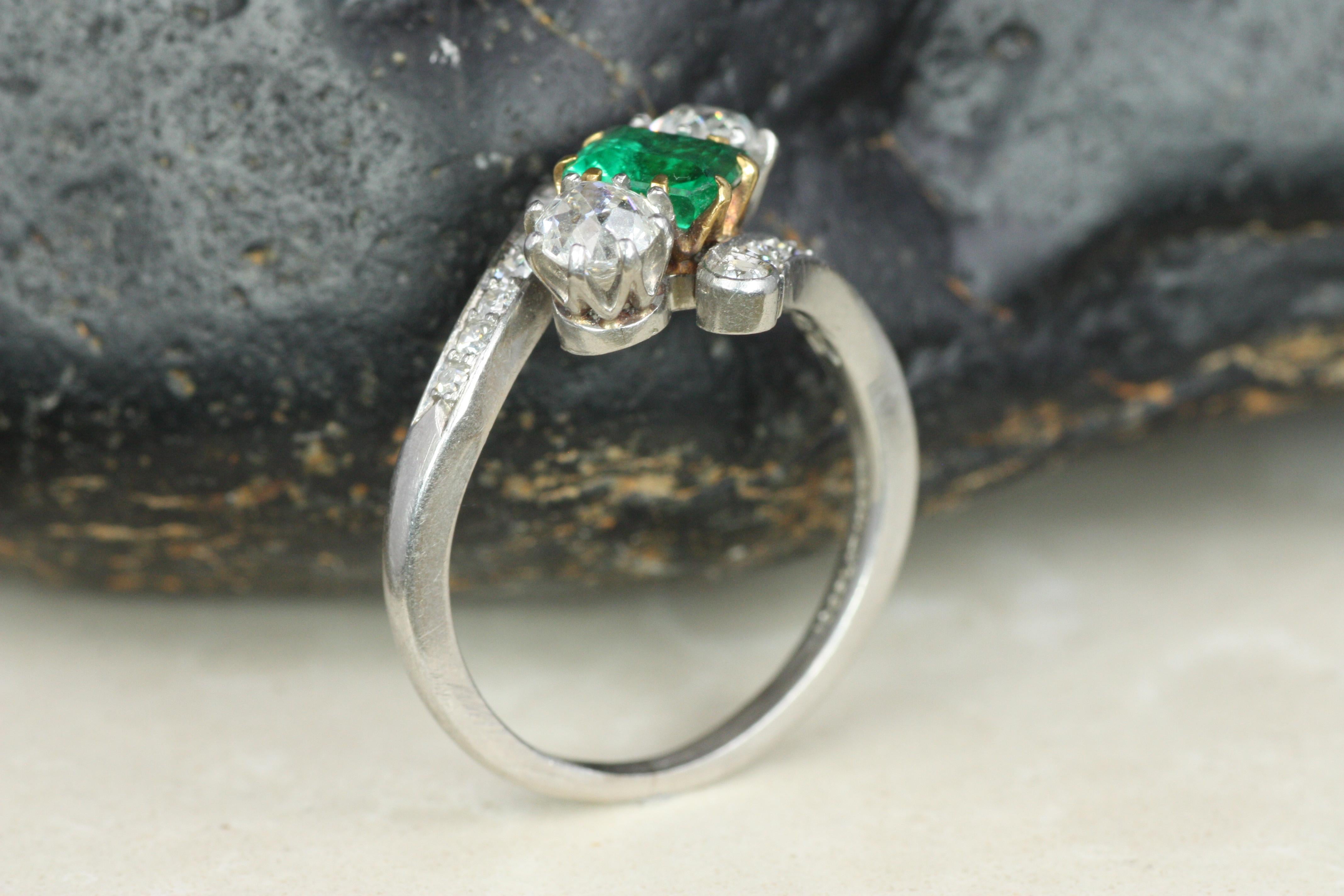 Bague ancienne en platine avec émeraude et diamant taille ancienne Circa 1915 en vente 3