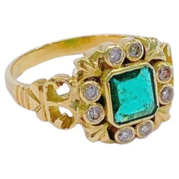Antique Emerald And Old Mine Cut Diamond Ring In Good Condition For Sale In Cairo, EG