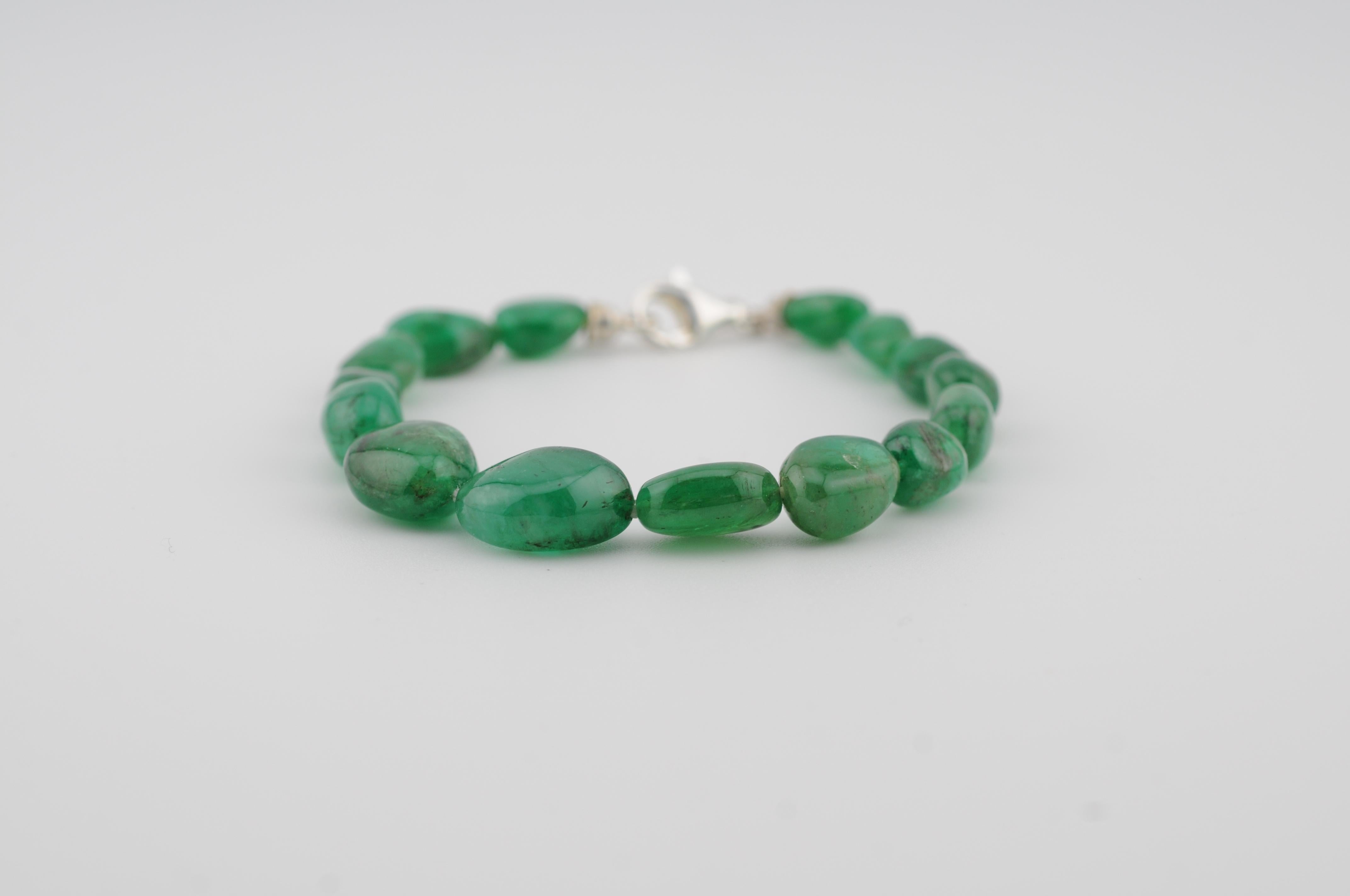 Bracelet d'émeraudes baroques - 15 émeraudes vertes (Approx. 78 ct)

Ce superbe bracelet présente 15 émeraudes taillées en baroque, d'une magnifique teinte verte vibrante. Avec un poids total d'environ 15,6 g (≈78 ct), la pièce respire l'élégance
