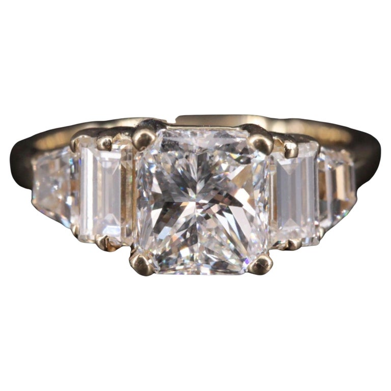 Bague de fiançailles de style ancien avec diamant taille émeraude, mariage  unique en or 18 carats - Personnalisable en vente sur 1stDibs