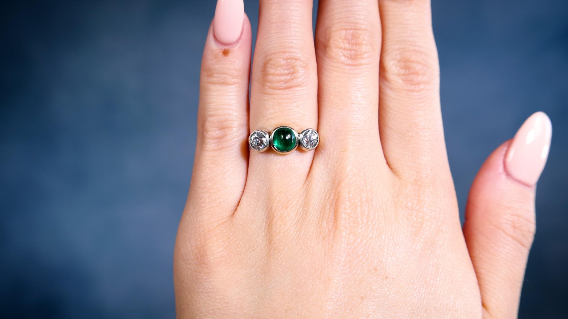 Antiker Smaragd-Diamant-Ring aus 14k Gelbgold und Silber mit drei Steinen (Edwardian) im Angebot