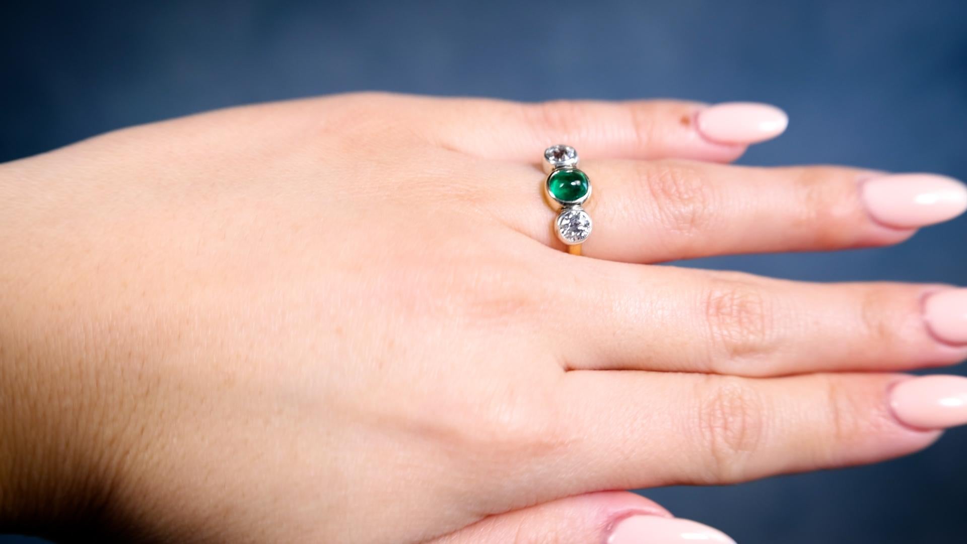 Antiker Smaragd-Diamant-Ring aus 14k Gelbgold und Silber mit drei Steinen (Cabochon) im Angebot