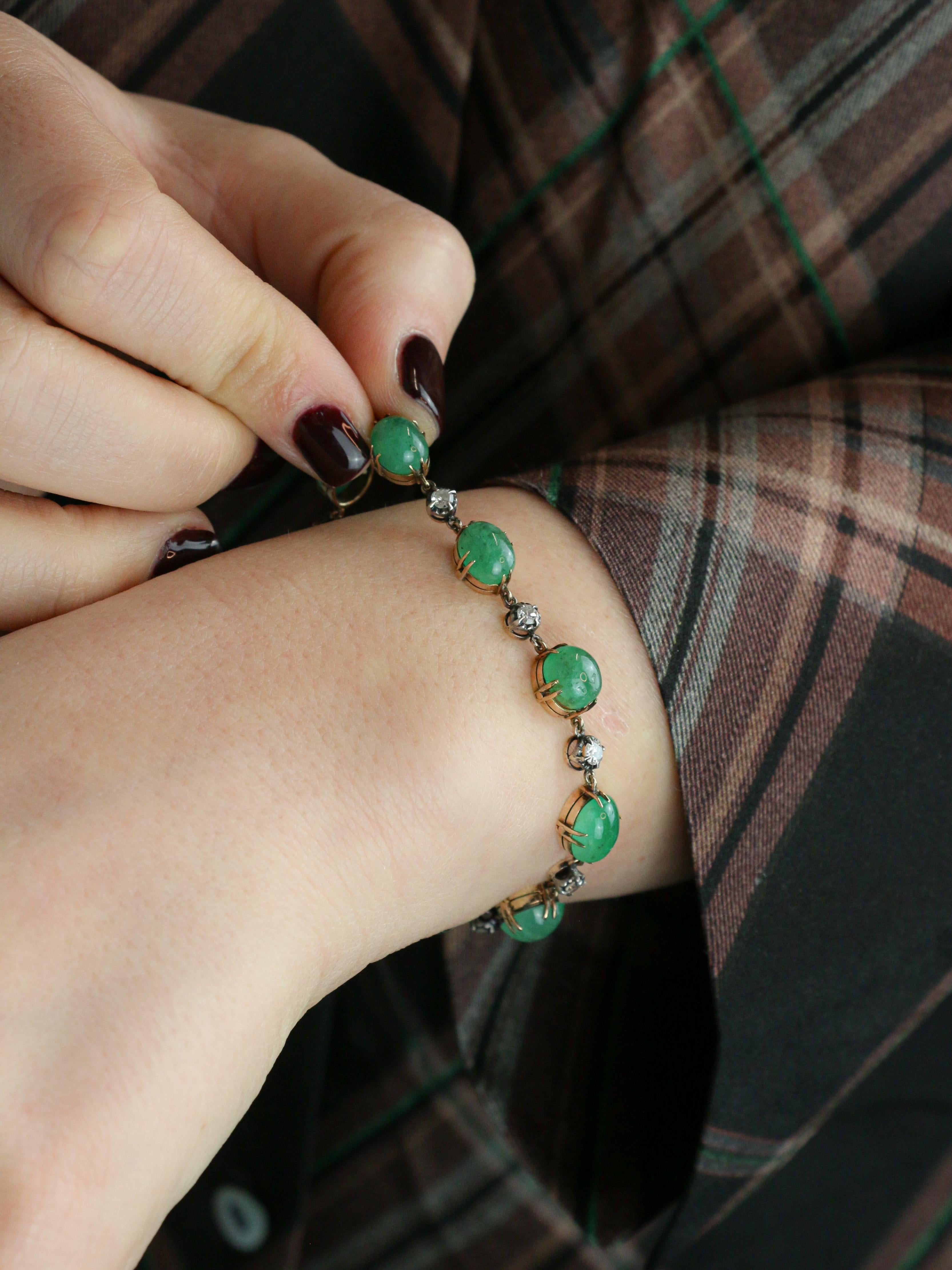 Pulsera de oro y plata de 18 quilates (750°/°) con cabujones de esmeralda alternados de entre 1,5 y 2 quilates cada uno y diamantes talla 8/8 de 0,10 quilates cada uno. Obra francesa. Presencia del sello de cabeza de águila para oro de 18 quilates y