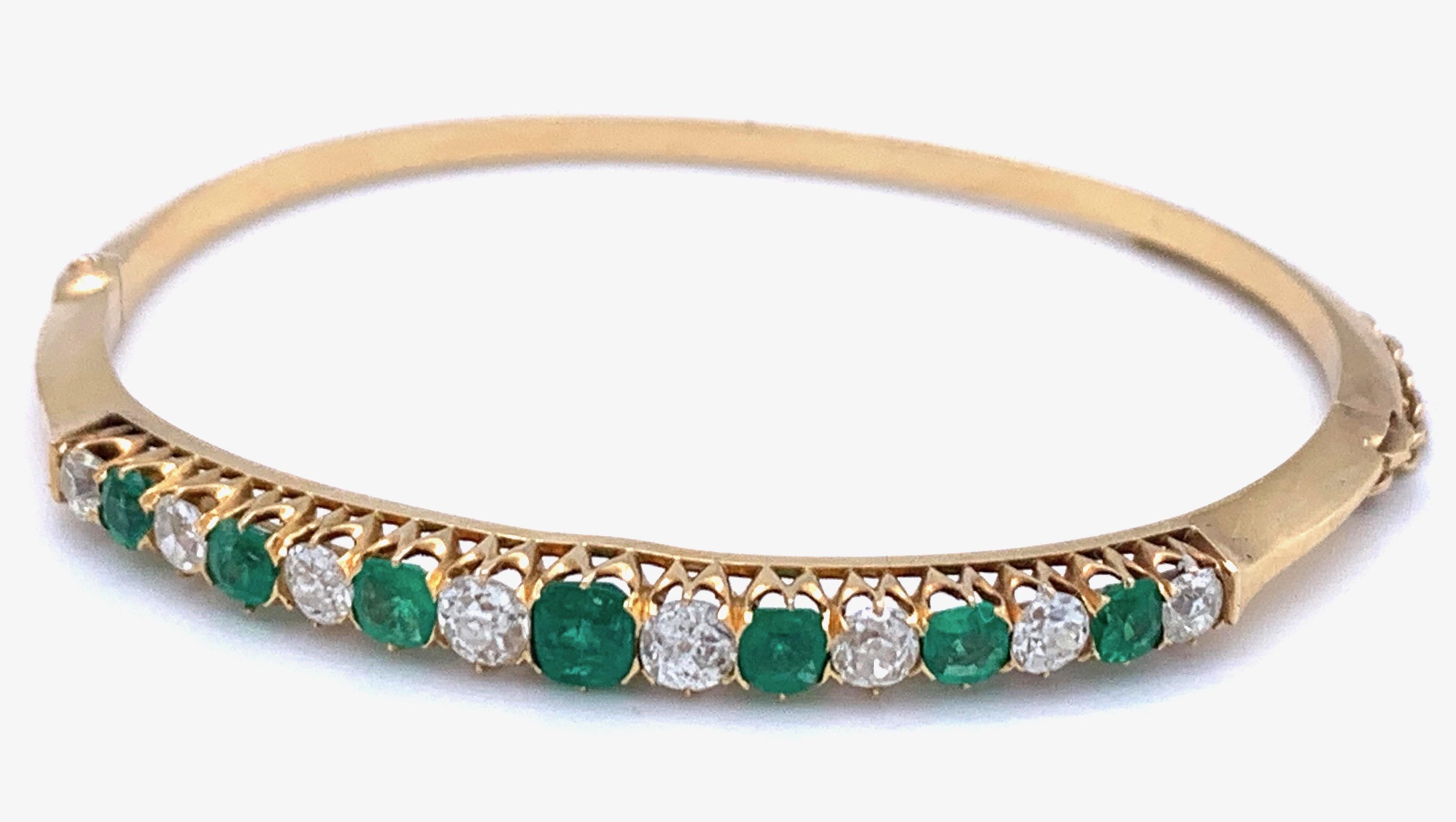 The bracelet is set with eight old cut diamonds (1,5 ct in total) as well as seven emeralds (1,4 ct in total), and is made of 18K red gold. The clasp is made out of 14 kt gold.

