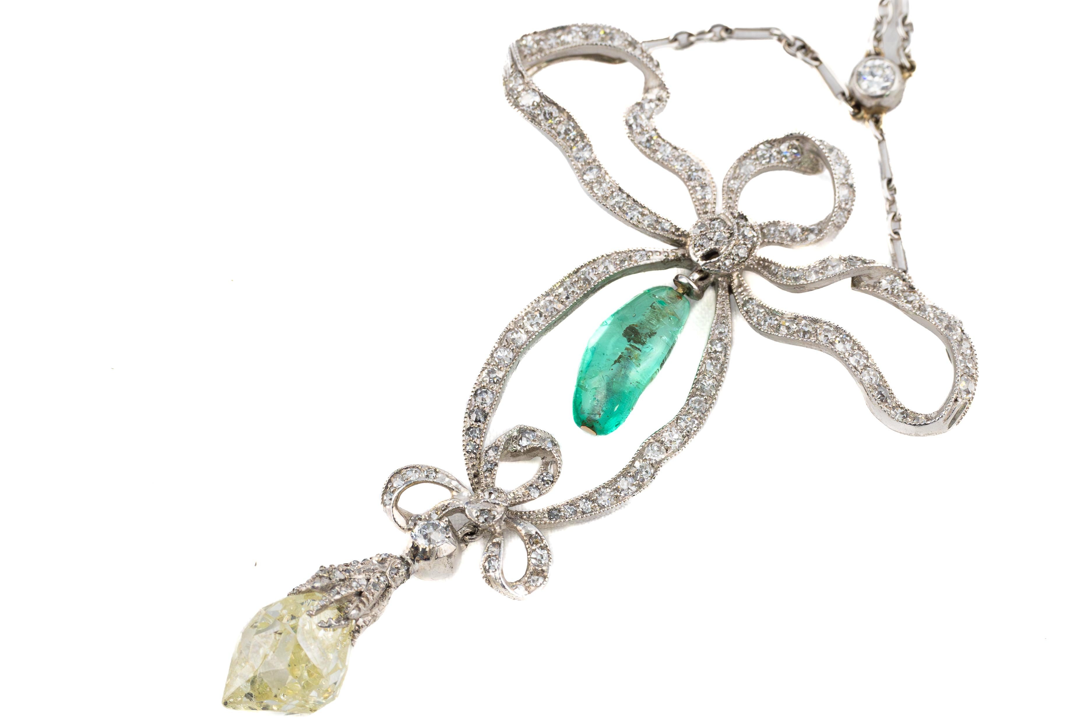 Collier Art Déco en platine avec émeraude et diamant briolette

Description : Chef-d'œuvre époustouflant de l'Art déco, ce collier en platine incarne l'élégance raffinée de l'époque. Le design complexe met en valeur une émeraude cabochon lumineuse