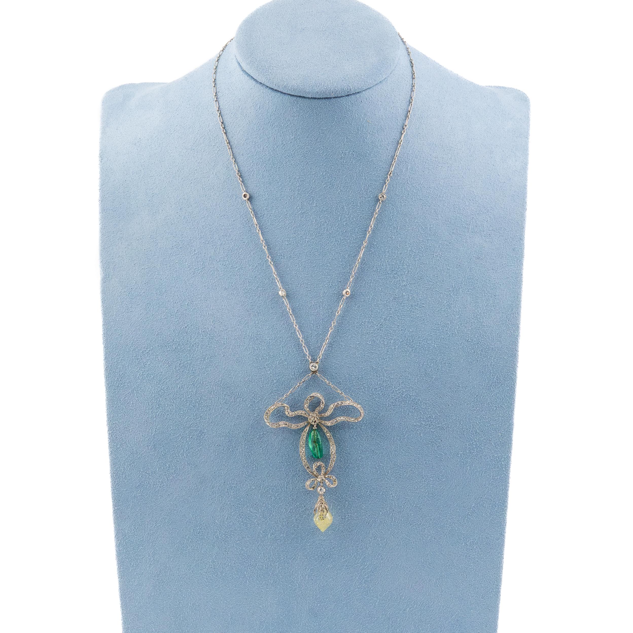 Art déco Collier pendentif en or blanc avec goutte d'émeraude antique en vente