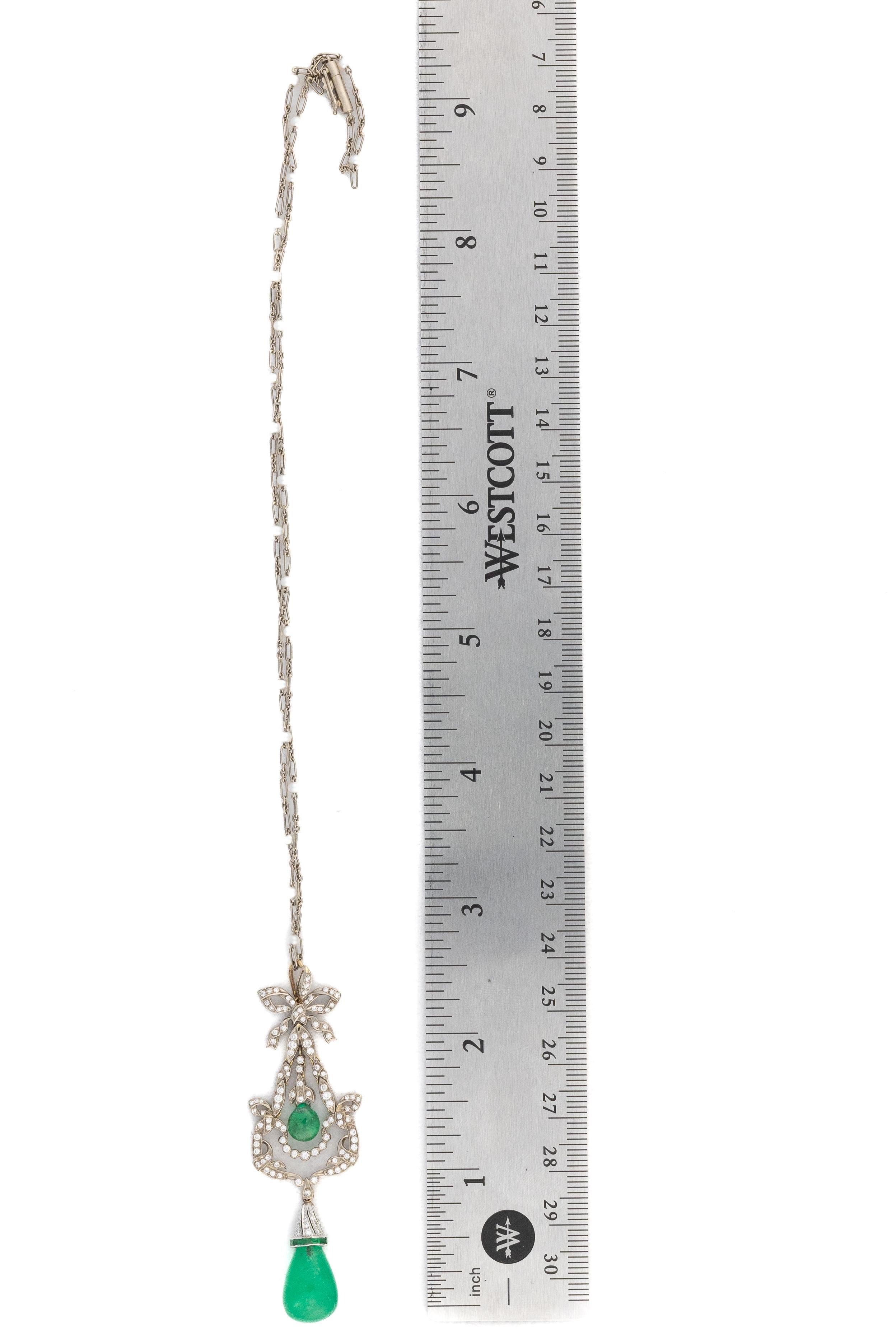 Cabochon Collana con ciondolo in oro bianco con goccia di smeraldo antico in vendita