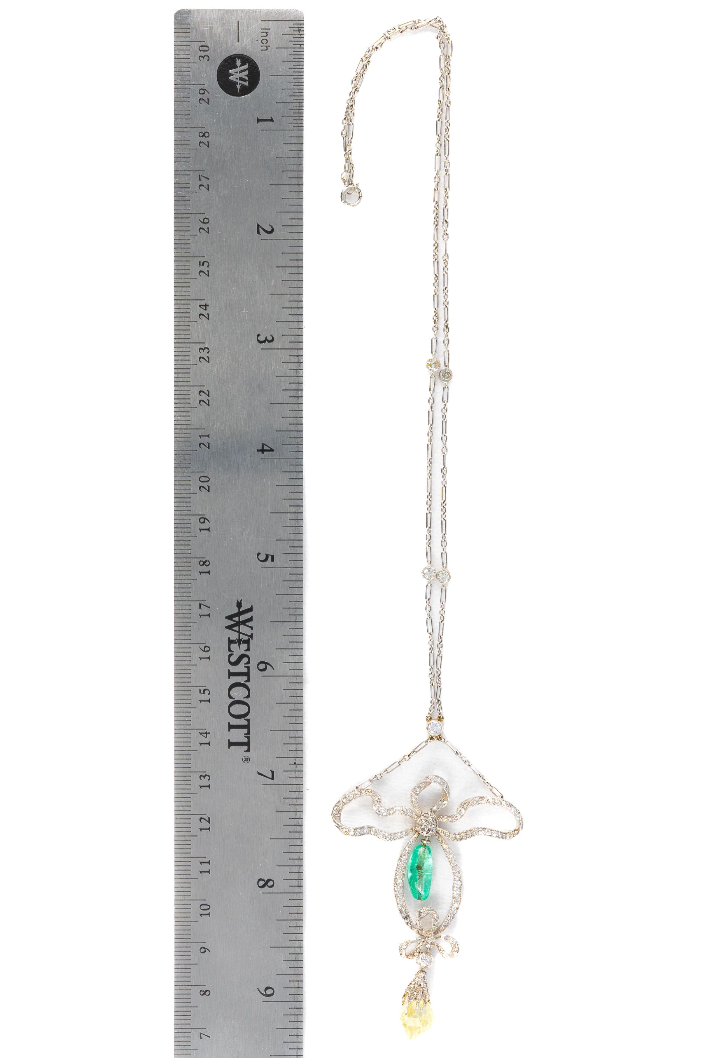Taille cabochon Collier pendentif en or blanc avec goutte d'émeraude antique en vente