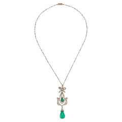 Collier pendentif en or blanc avec goutte d'émeraude antique