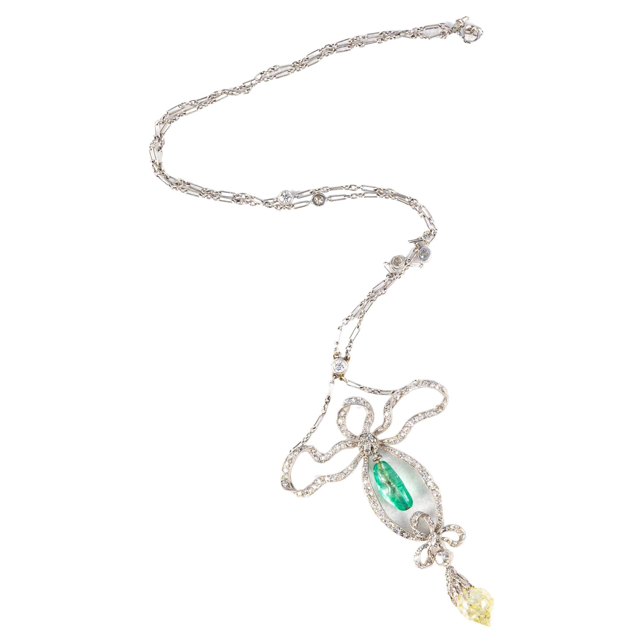 Collana con ciondolo in oro bianco con goccia di smeraldo antico