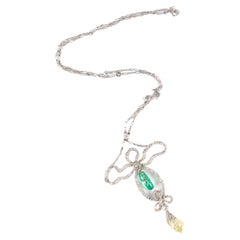 Collier pendentif en or blanc avec goutte d'émeraude antique